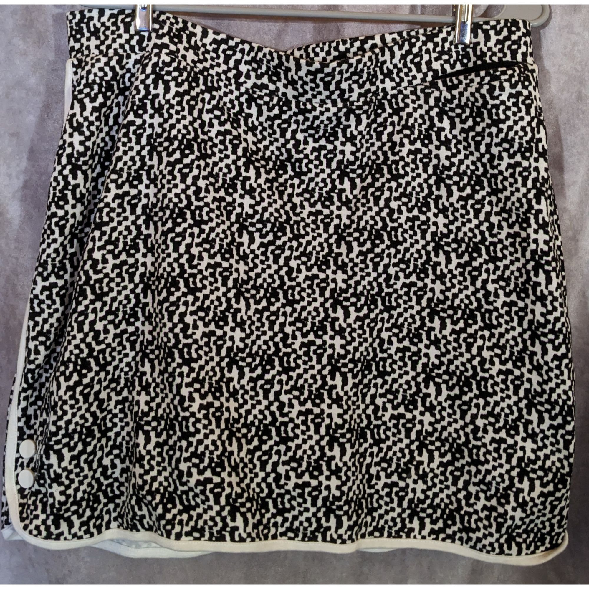 Jones New York Sporty Jones New York Black & White Abstract Print Skort Wit Size 34" / US 12 / IT 48 - 1 Thumbnail