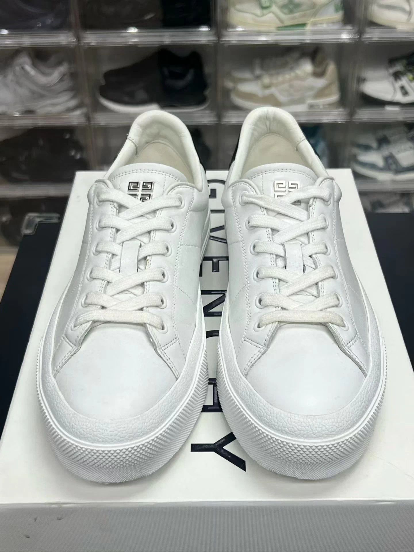 Givenchy Givenchy low-top 41 EU sneakers box exc cond sl sole wear Size US 8 / EU 41 - 2 Thumbnail