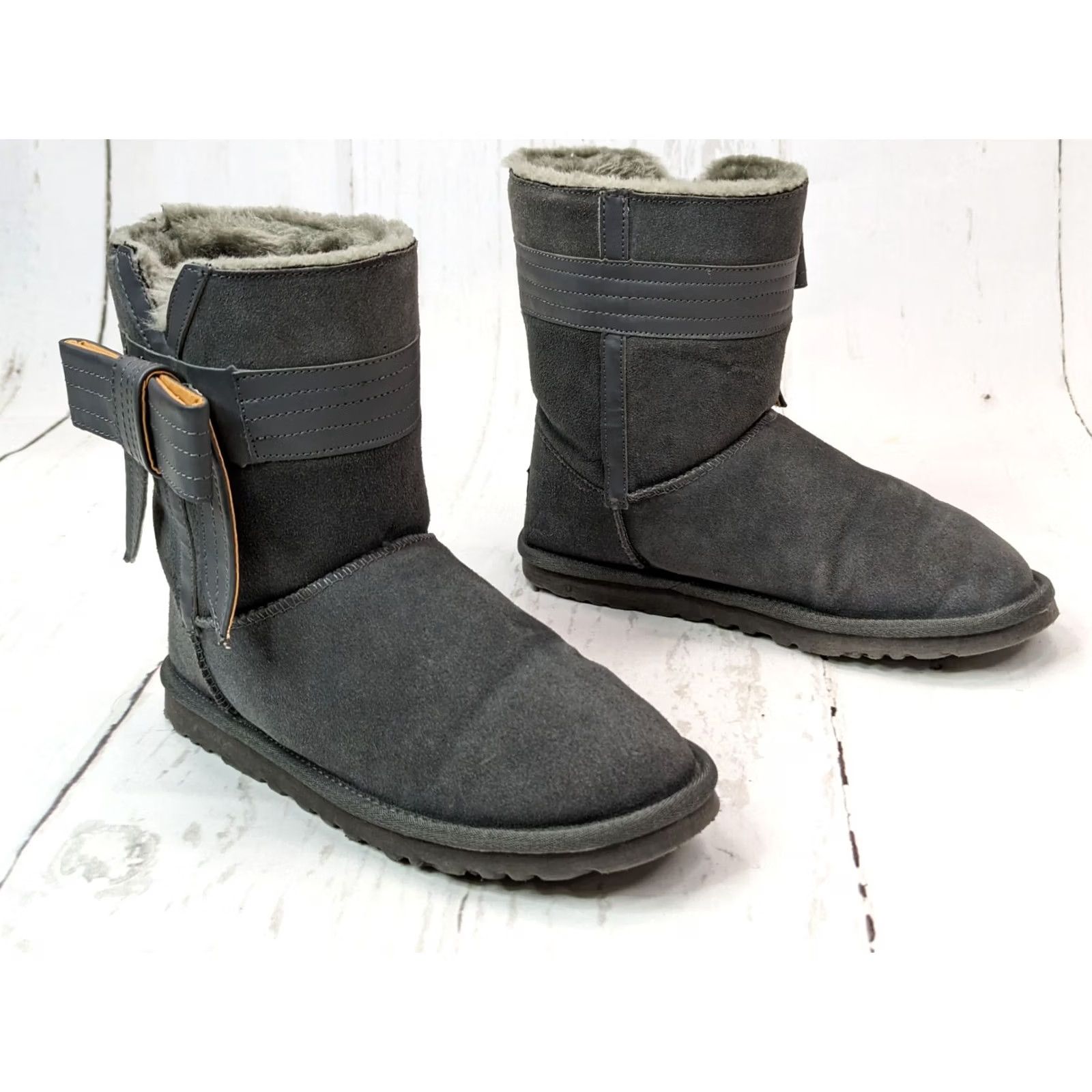 Ugg UGG Suede Boots Womens 9 Gray Bow Shearling Lined Winter Warm Short Platform 1 in Casual Boots Womens 9 Gray Bow Shearling Lined Winter Classic Size 30" / US 8 / IT 44 - 6 Thumbnail