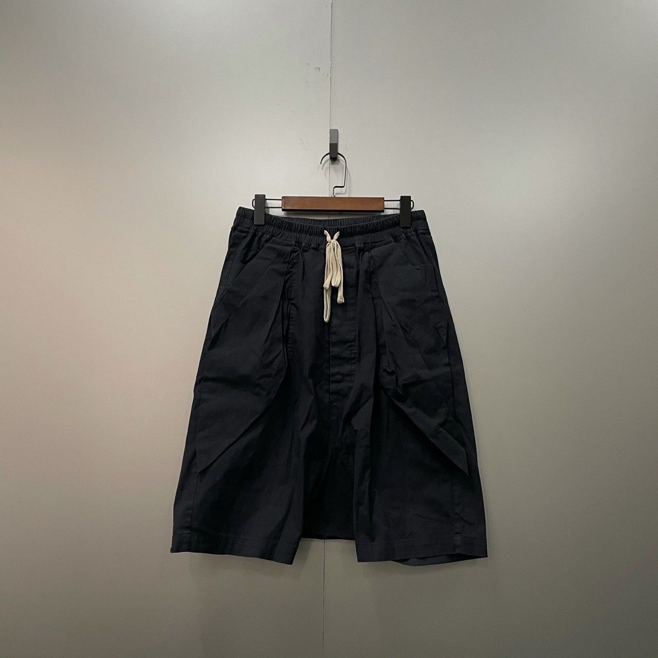 Rick Owens FOGACHINE Cut-out Detail SPARTAN Coated Denim Shorts men -  Glamood Outlet