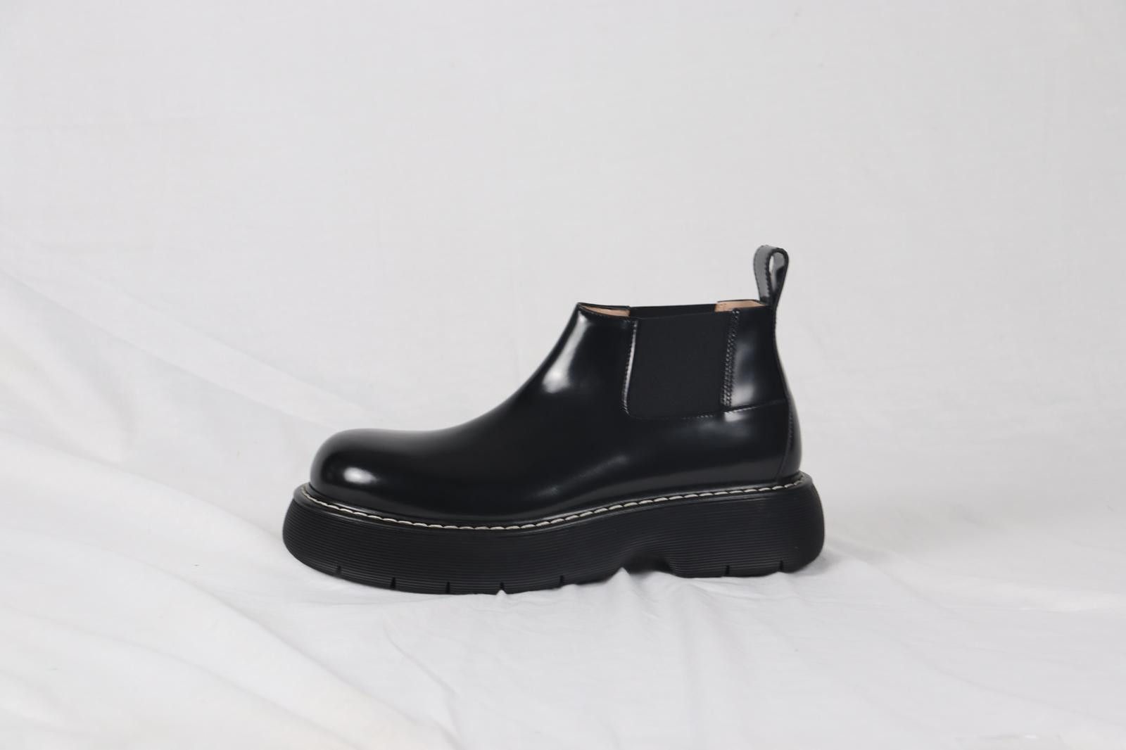 image of Bottega Veneta Swell Ankle Boots In Osaka Shin Calfskin In Black, Men's (Size 9)