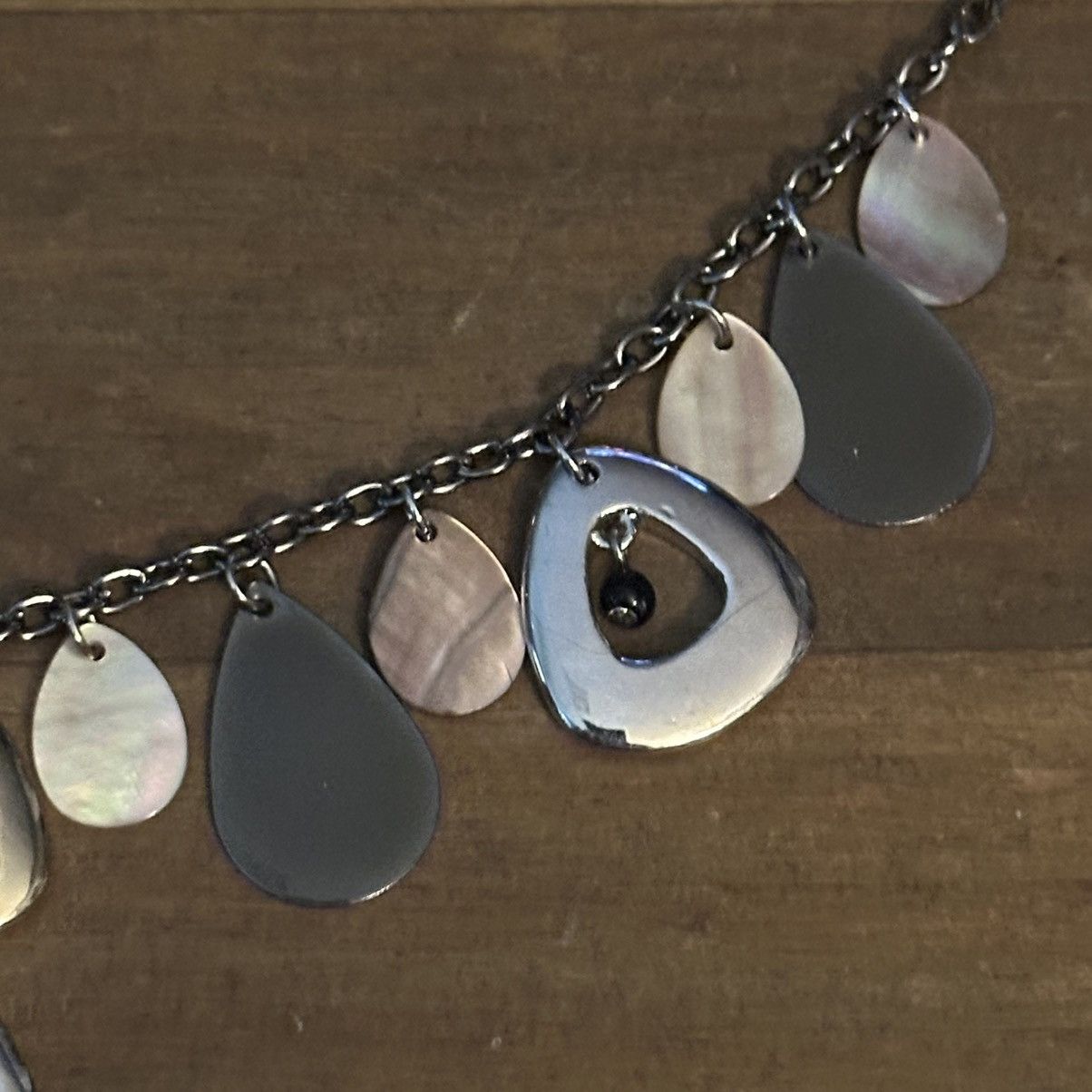 Other Silver tone tear drop mother of pearl dangle necklace Size ONE SIZE - 4 Thumbnail