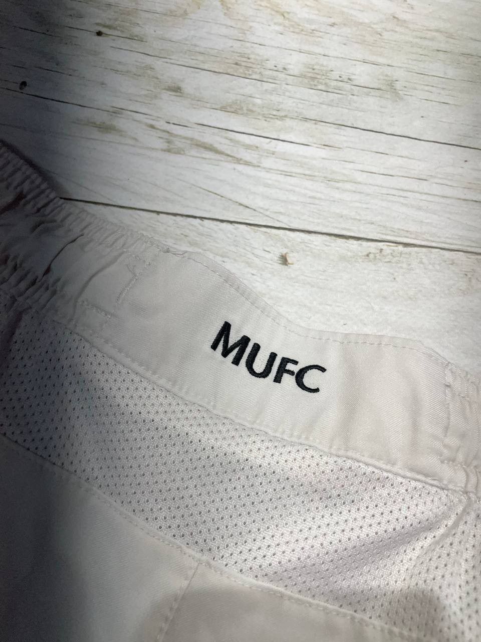 Nike NIKE MANCHESTER UNITED 2010 2011 HOME FOOTBALL SOCCER SHORTS Size US 36 / EU 52 - 9 Thumbnail