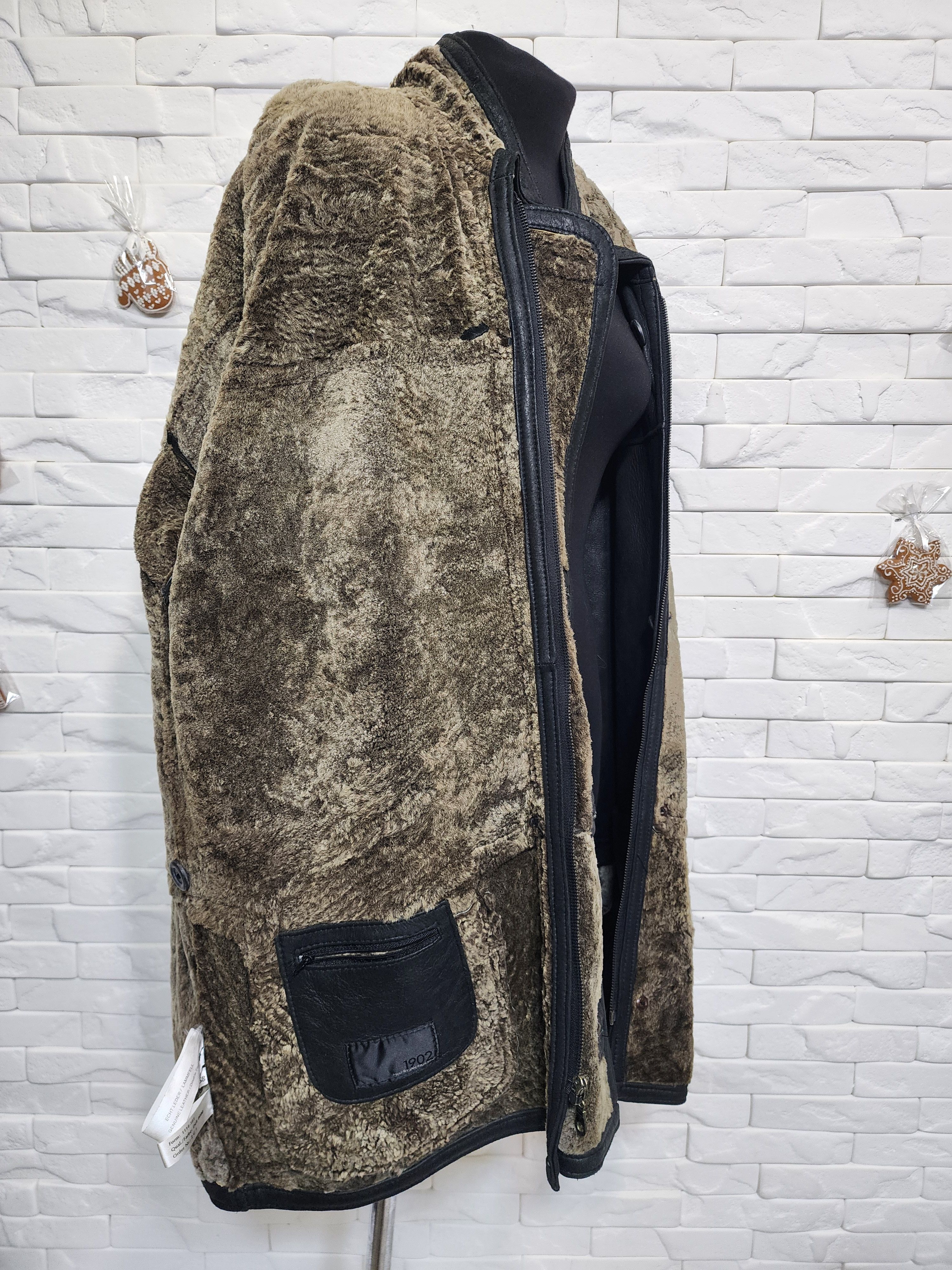 Uniqlo Men's Black Sheepskin Coat: Genuine Fur, Zipper Closure Size US XL / EU 56 / 4 - 8 Thumbnail