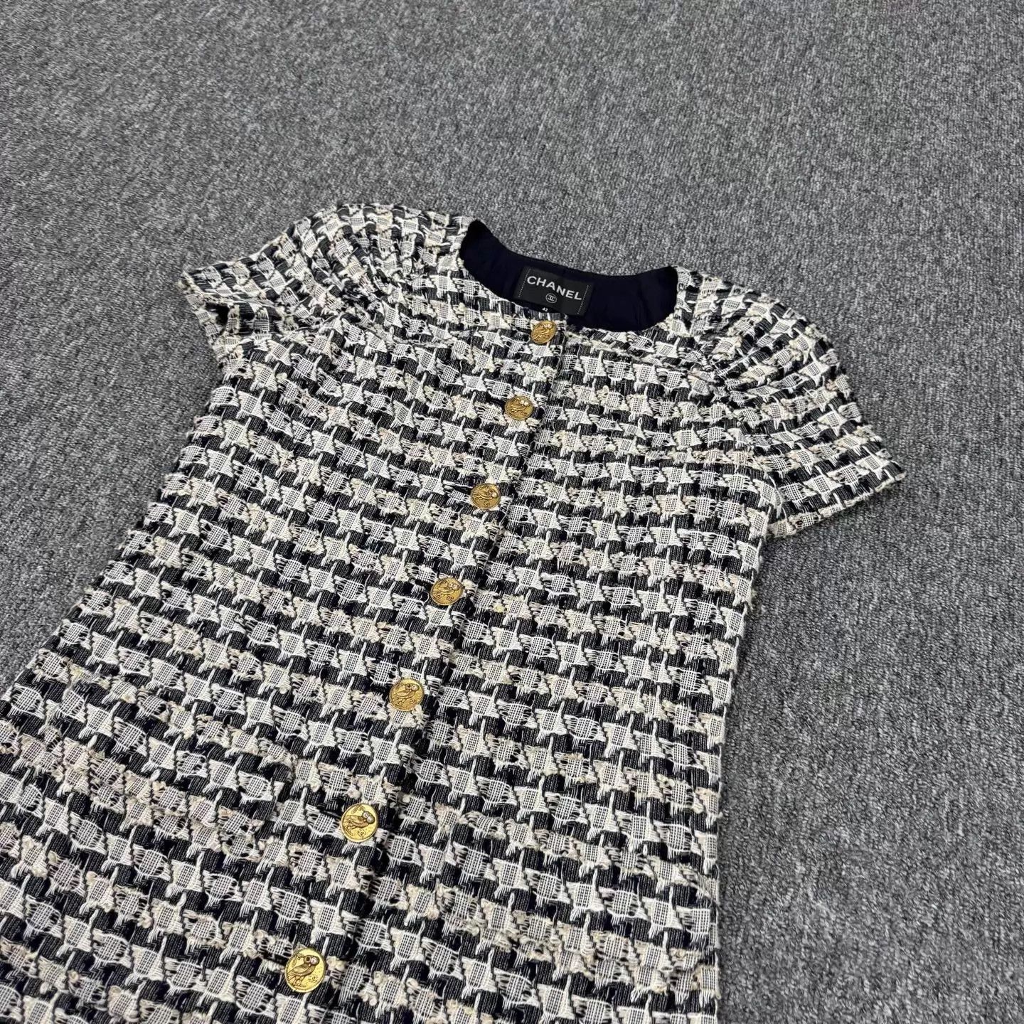 Chanel Chanel Tweed Gold-Button Dress 42 (99 New) Size M / US 6-8 / IT 42-44 - 3 Thumbnail