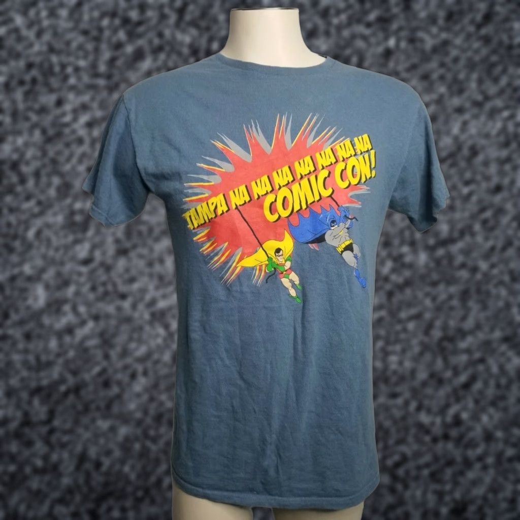 Gildan VINTAGE Batman Graphic Tee Tampa Comic Con Distressed Medium Adult Blue Crew Neck 100% Cotton Men’s T-Shirt Size US M / EU 48-50 / 2 - 1 Thumbnail