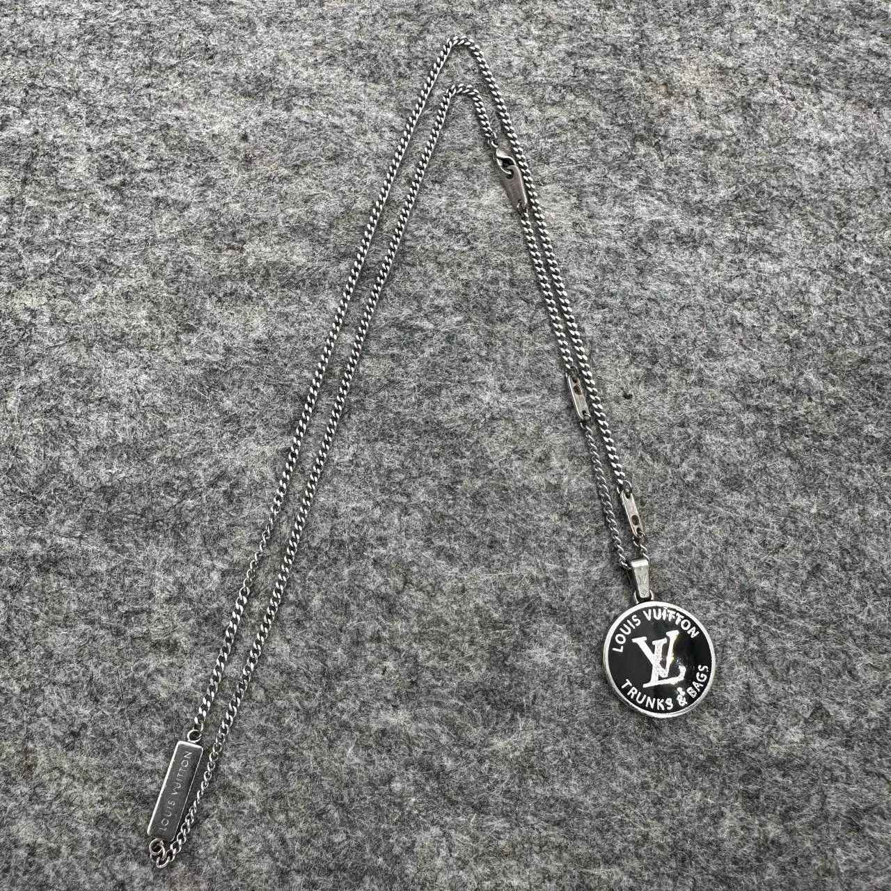 Louis Vuitton Louis Vuitton LV Circle Coin Necklace K28 Size ONE SIZE - 1 Thumbnail