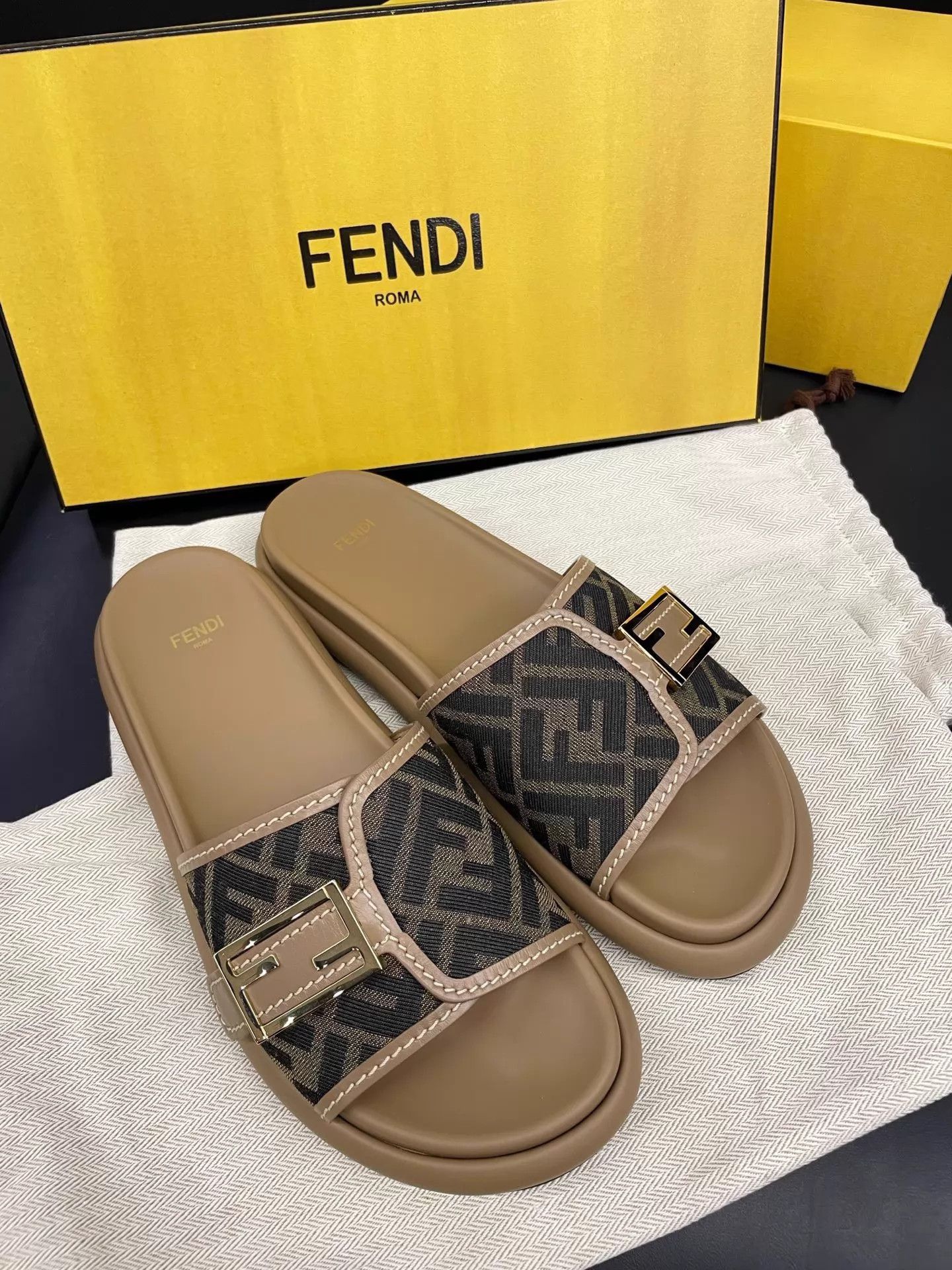 Fendi FENDI FF Logo Wide Strap Soft Flat Slide Sandal 39.5 Size US 9 / IT 39 - 3 Thumbnail