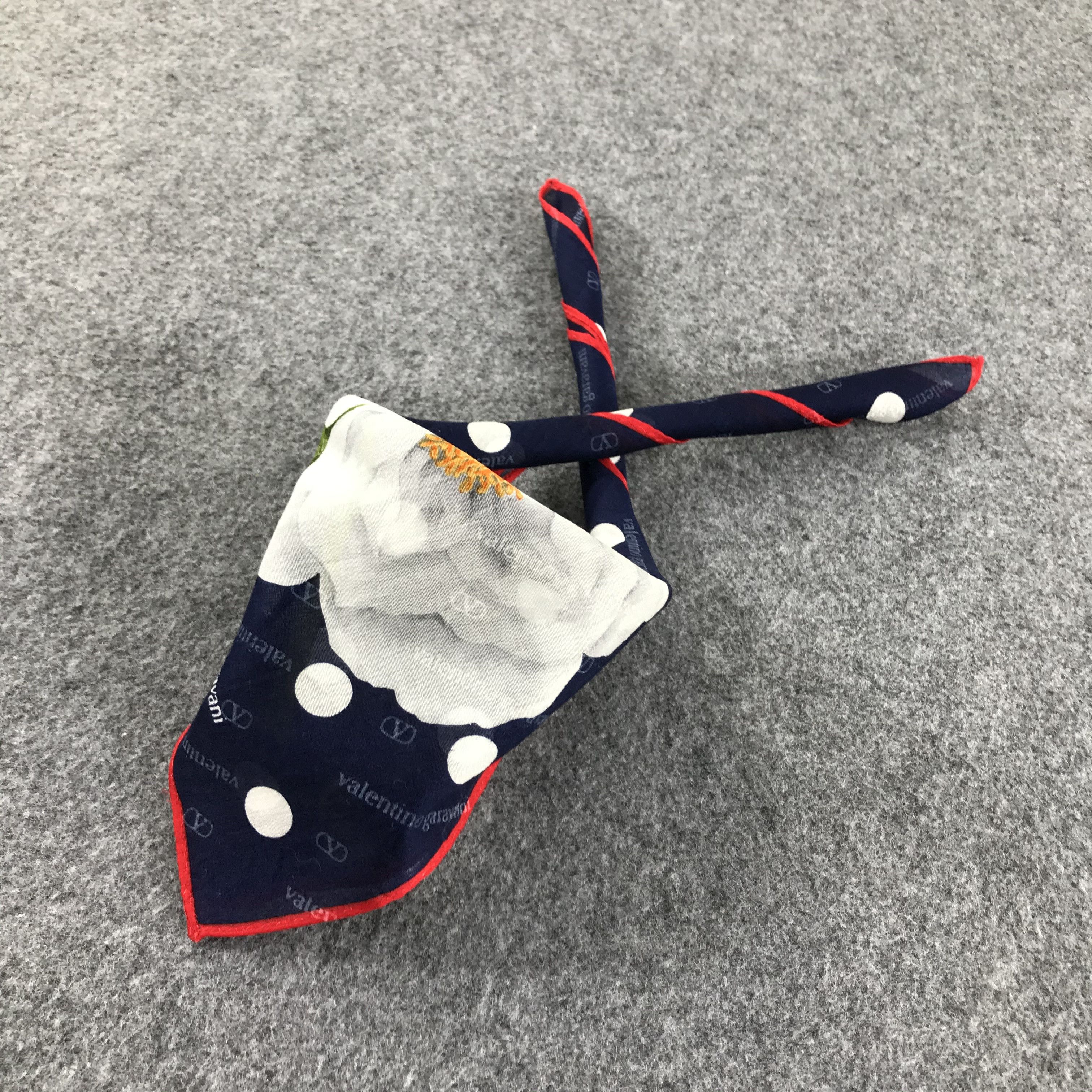 Vintage VaLeNtInO GaRaVaNi White Peony Handkerchief Bandana SCT085 Size ONE SIZE - 3 Thumbnail