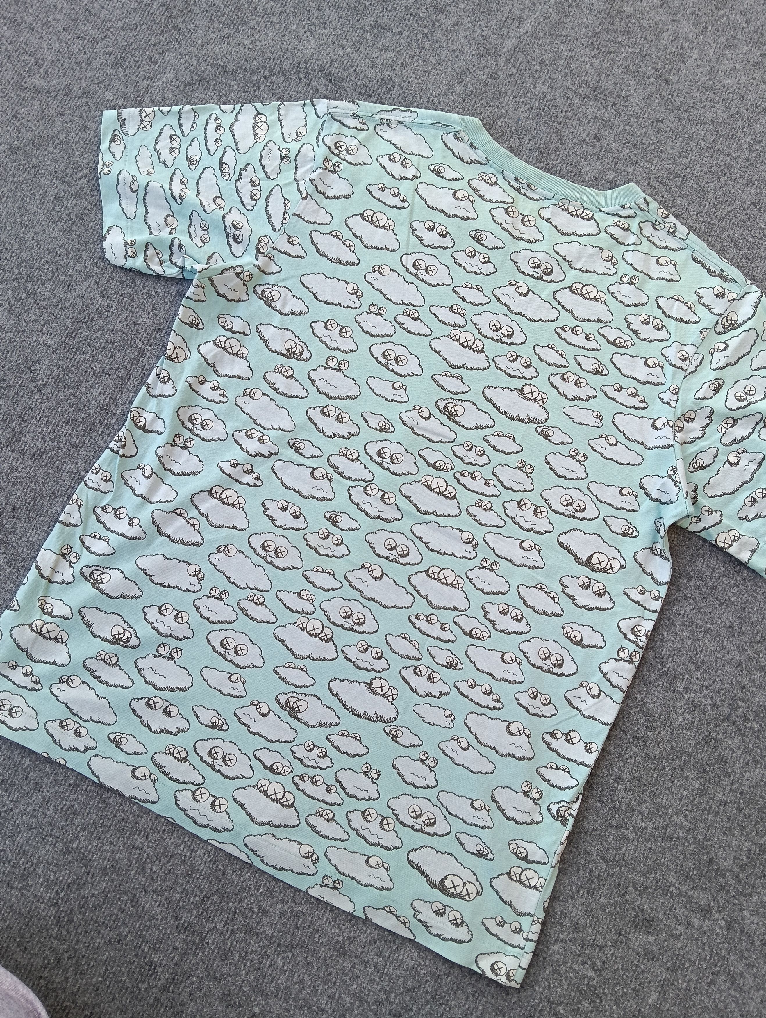 Kaws × Uniqlo Kaws x Uniqlo full print Tshirt. Size US M / EU 48-50 / 2 - 6 Thumbnail
