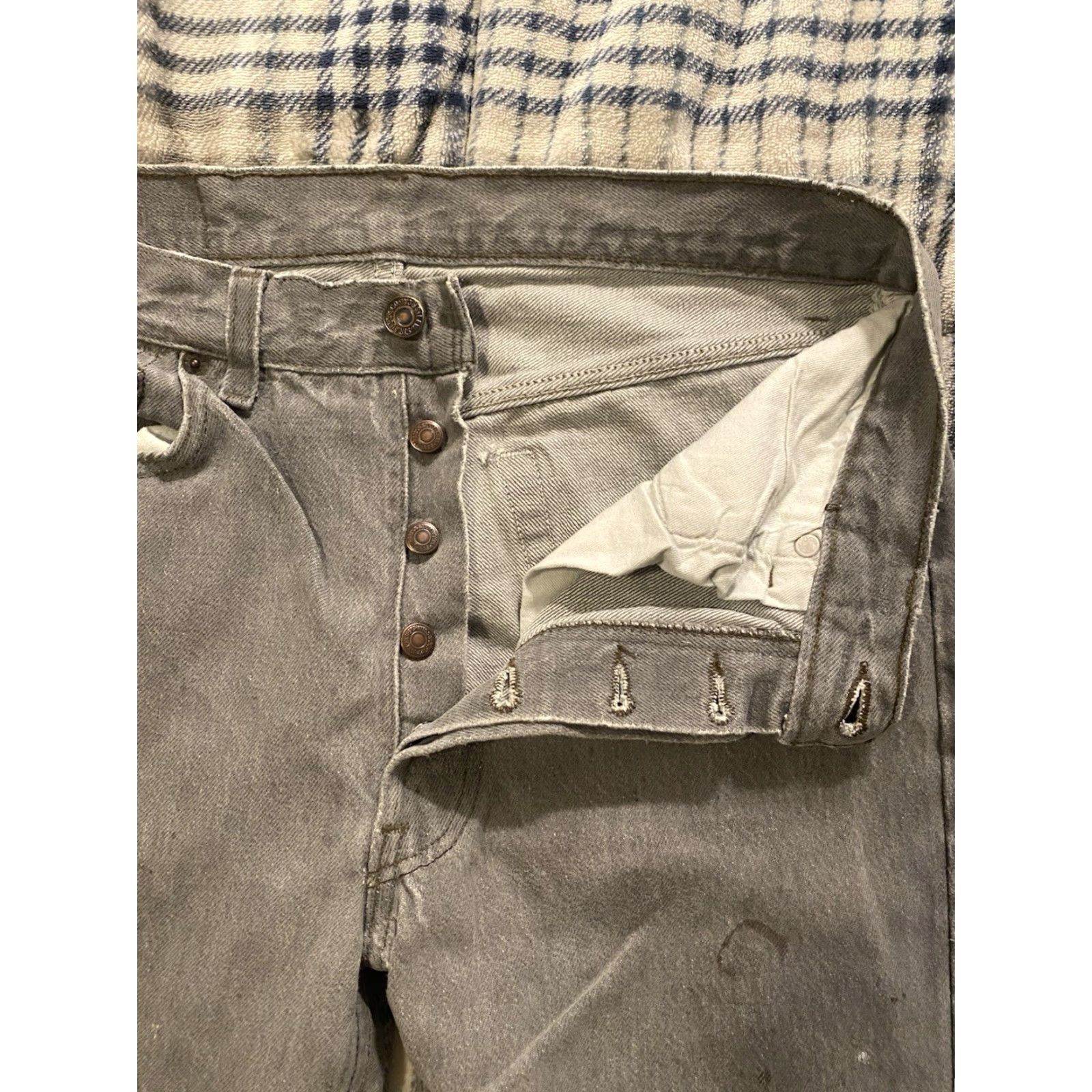 Levi's VINTAGE Levi's 501 Jeans Gray Distressed Button Fly 32x30 USA 90s Grunge Mens Jeans Regular Straight Size US 32 / EU 48 - 5 Thumbnail