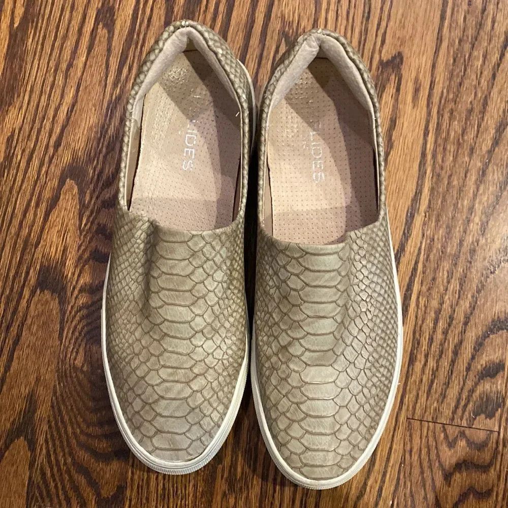 J/Slides J Slides Women's 8 Beige Slip On Sneaker Snakeskin Print Em Size US 8 / IT 38 - 2 Thumbnail
