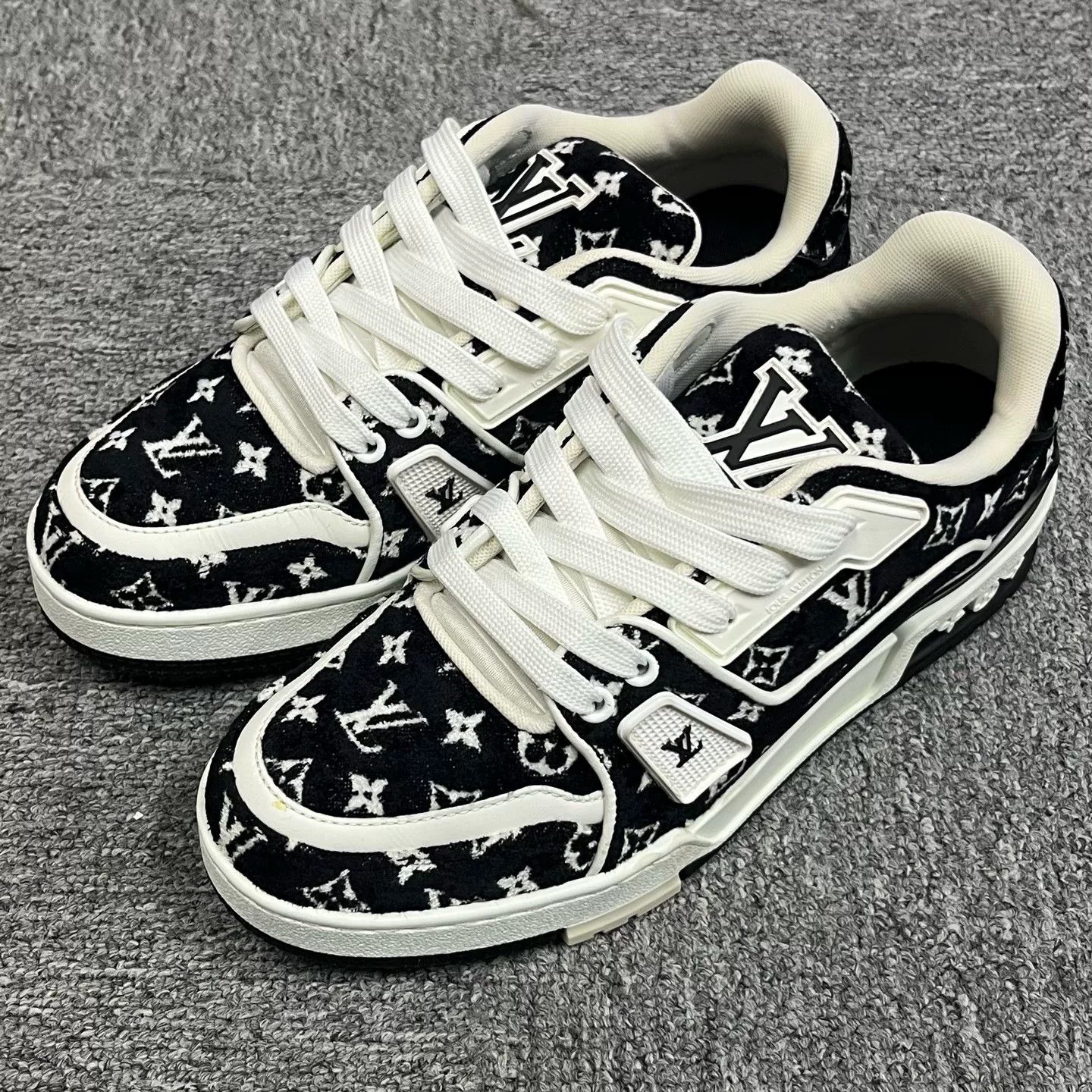 Louis Vuitton Louis Vuitton Training Black Lowtop Sneakers 5 Men Size US 5 / EU 37 - 1 Thumbnail