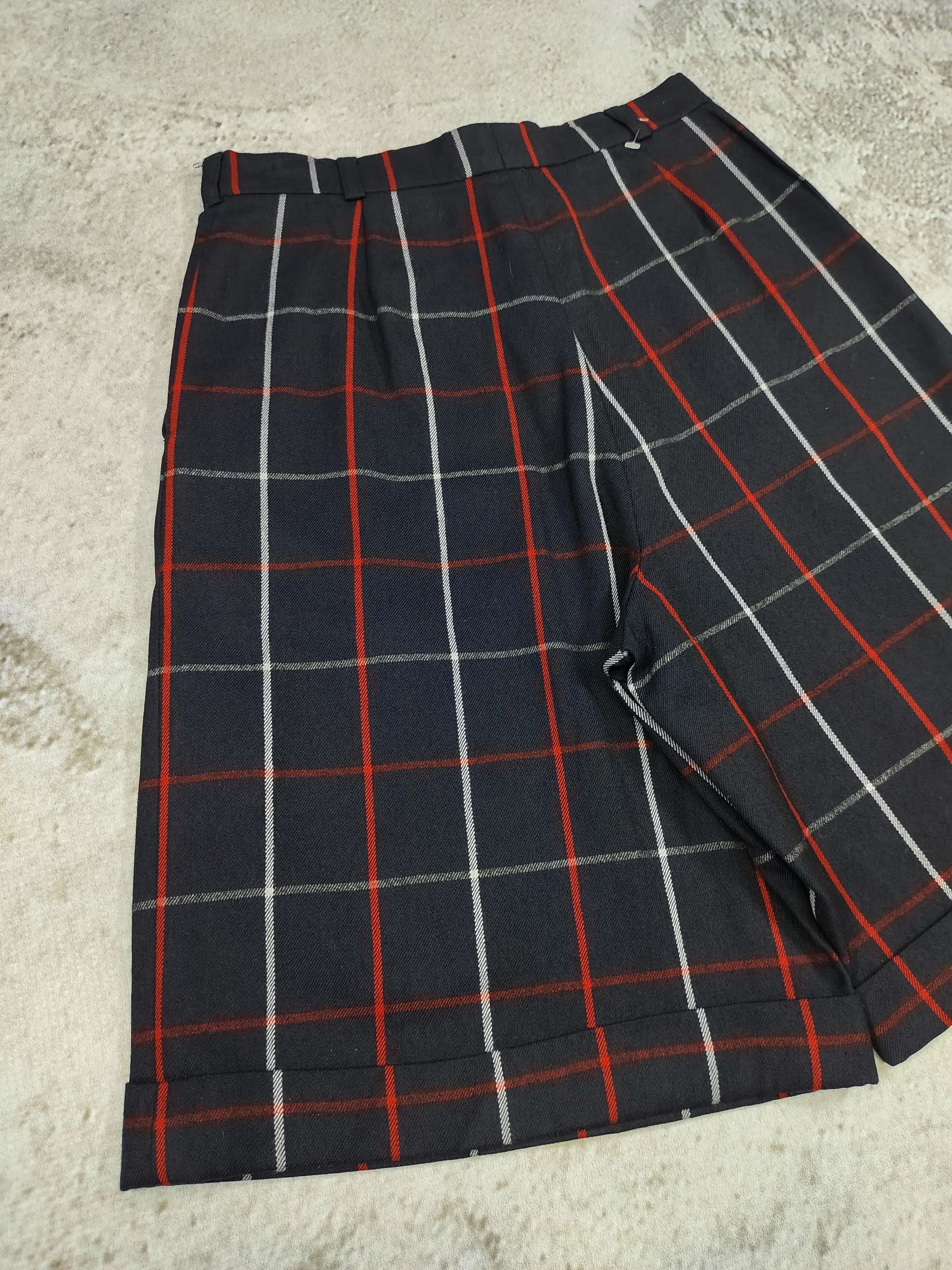 90s Burberrys- Classic Minimal Tartan Pattern Wool Short