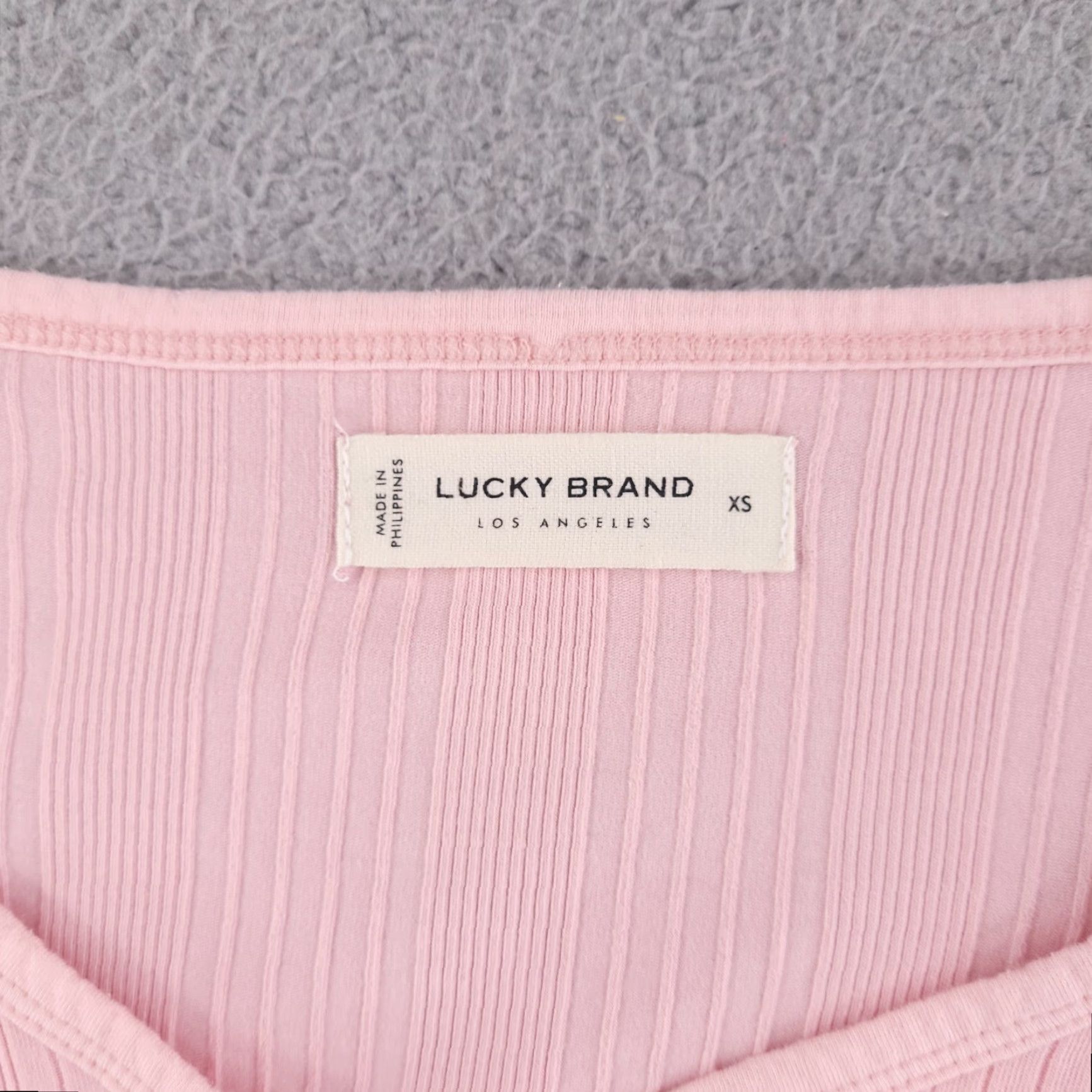 Lucky Brand **Lucky Brand Pink Crop Top Women's XS Ribbed Cable Long Sleeve** New title: **Lucky Brand Women's XS Pink Crop Top Ribbed Cable Long Sleeve** ``` Size XS / US 0-2 / IT 36-38 - 3 Thumbnail