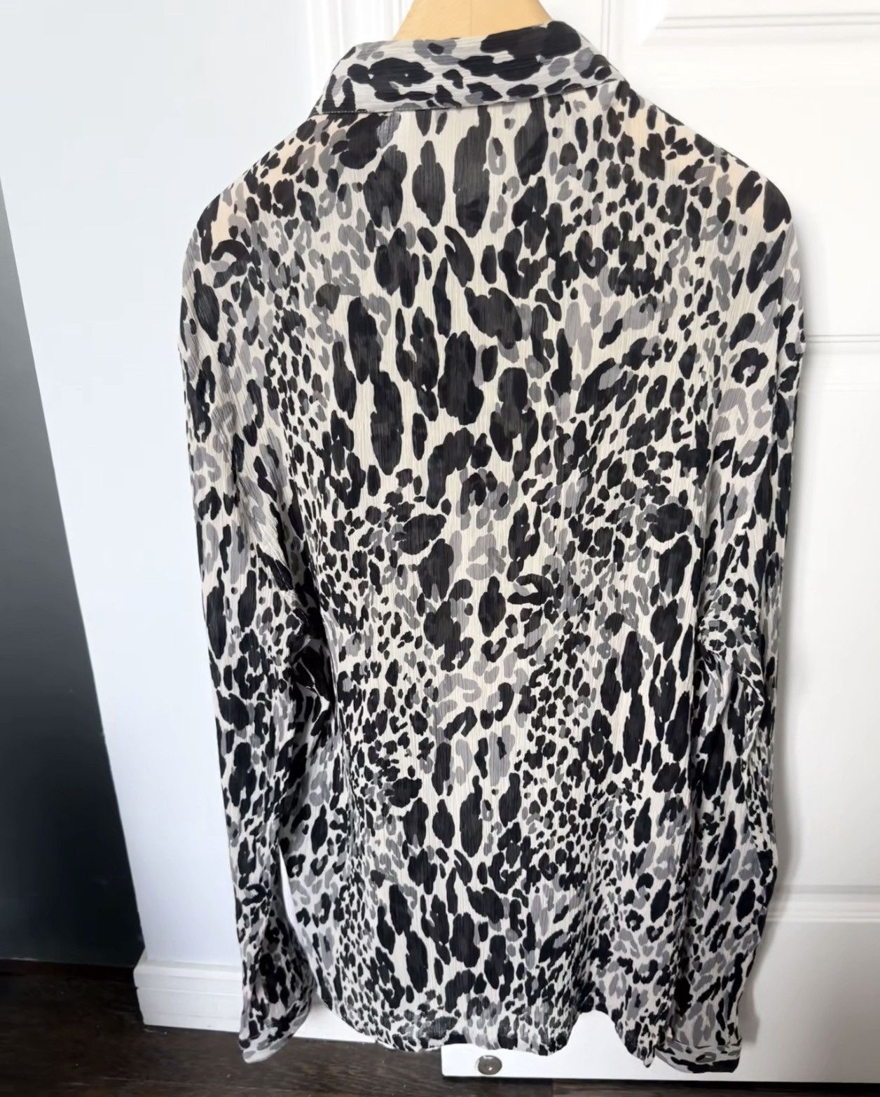 Saint Laurent Paris Snow leopard print crepe shirt size 40 Size US M / EU 48-50 / 2 - 18 Thumbnail