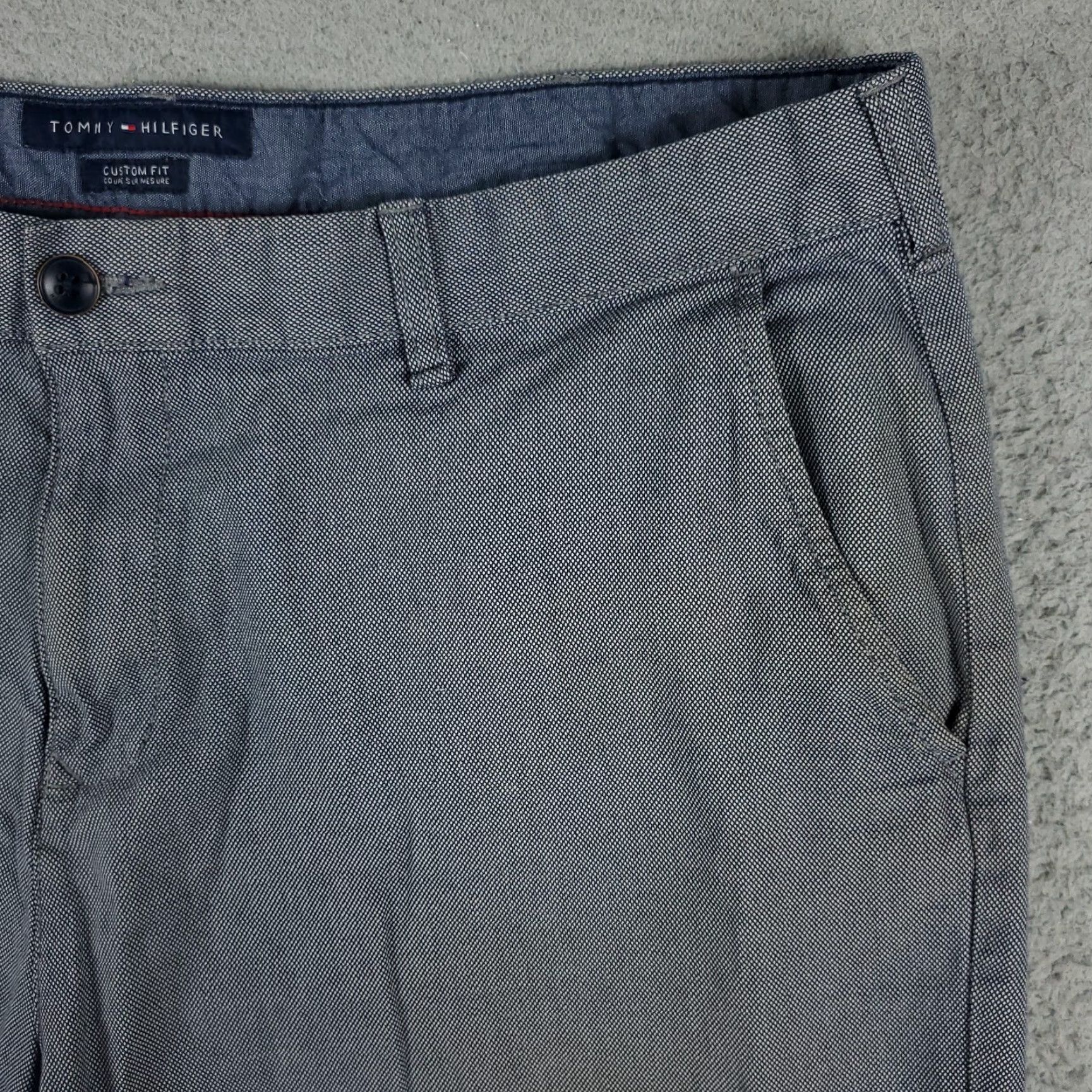 Tommy Hilfiger VINTAGE Tommy Hilfiger Men's Chinos Shorts Size 38 Blue Flat Front Casual Summer Size US 38 / EU 54 - 3 Thumbnail