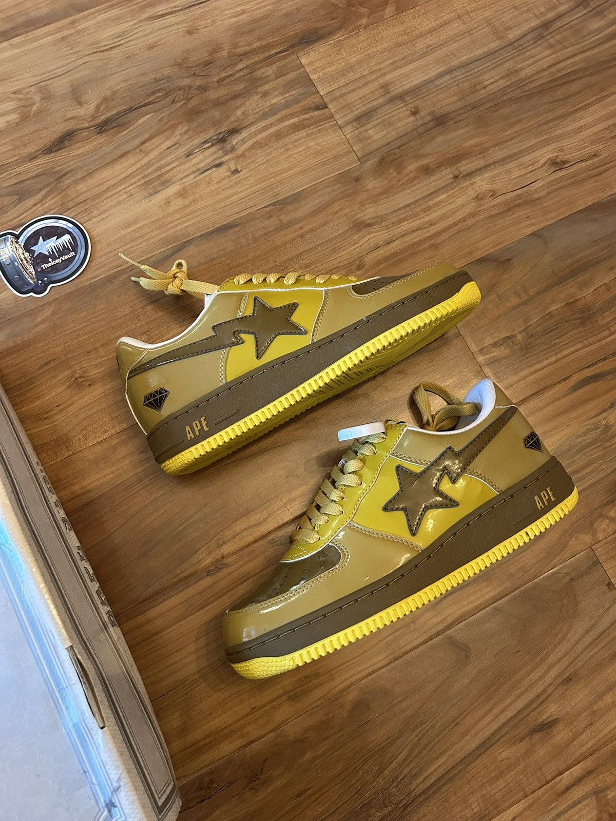 Bape NEW Bape Gold Members Exclusive Bapestas Size US 9 / EU 42 - 2 Thumbnail