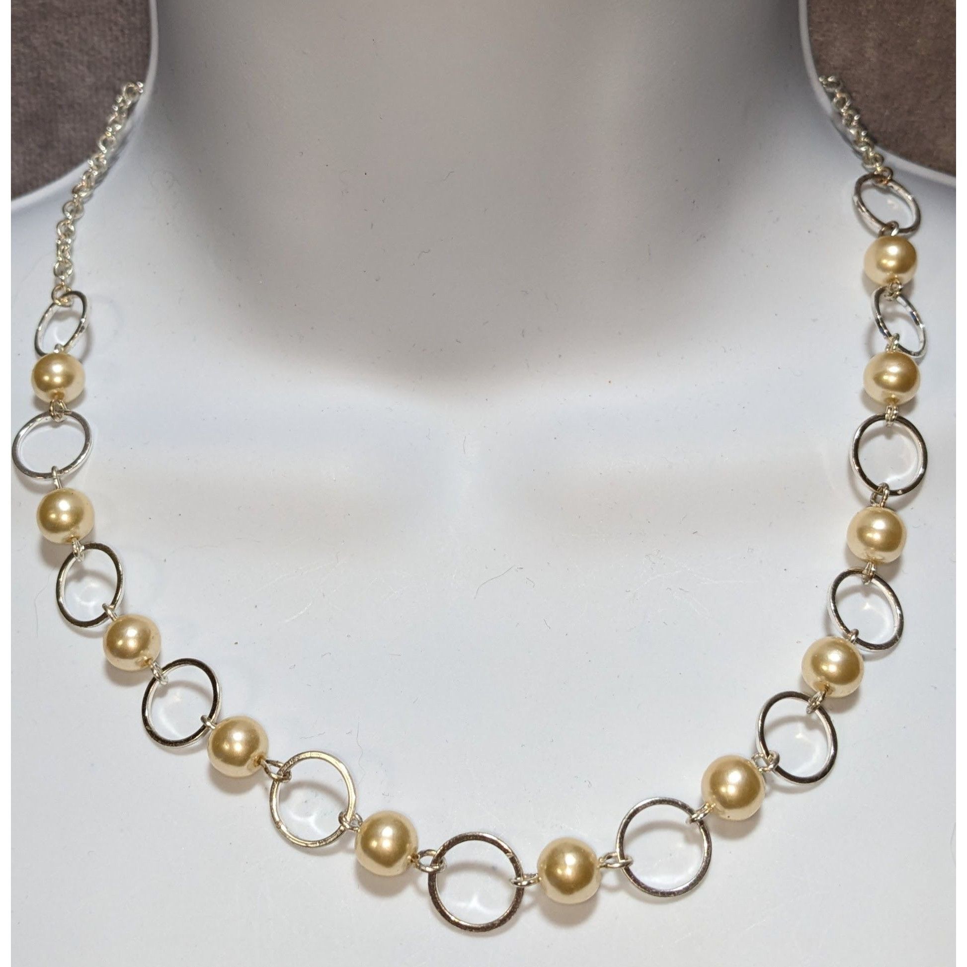 Other Vintage Avon Faux Pearl & Silver Tone Necklace With Circular Size ONE SIZE - 3 Thumbnail