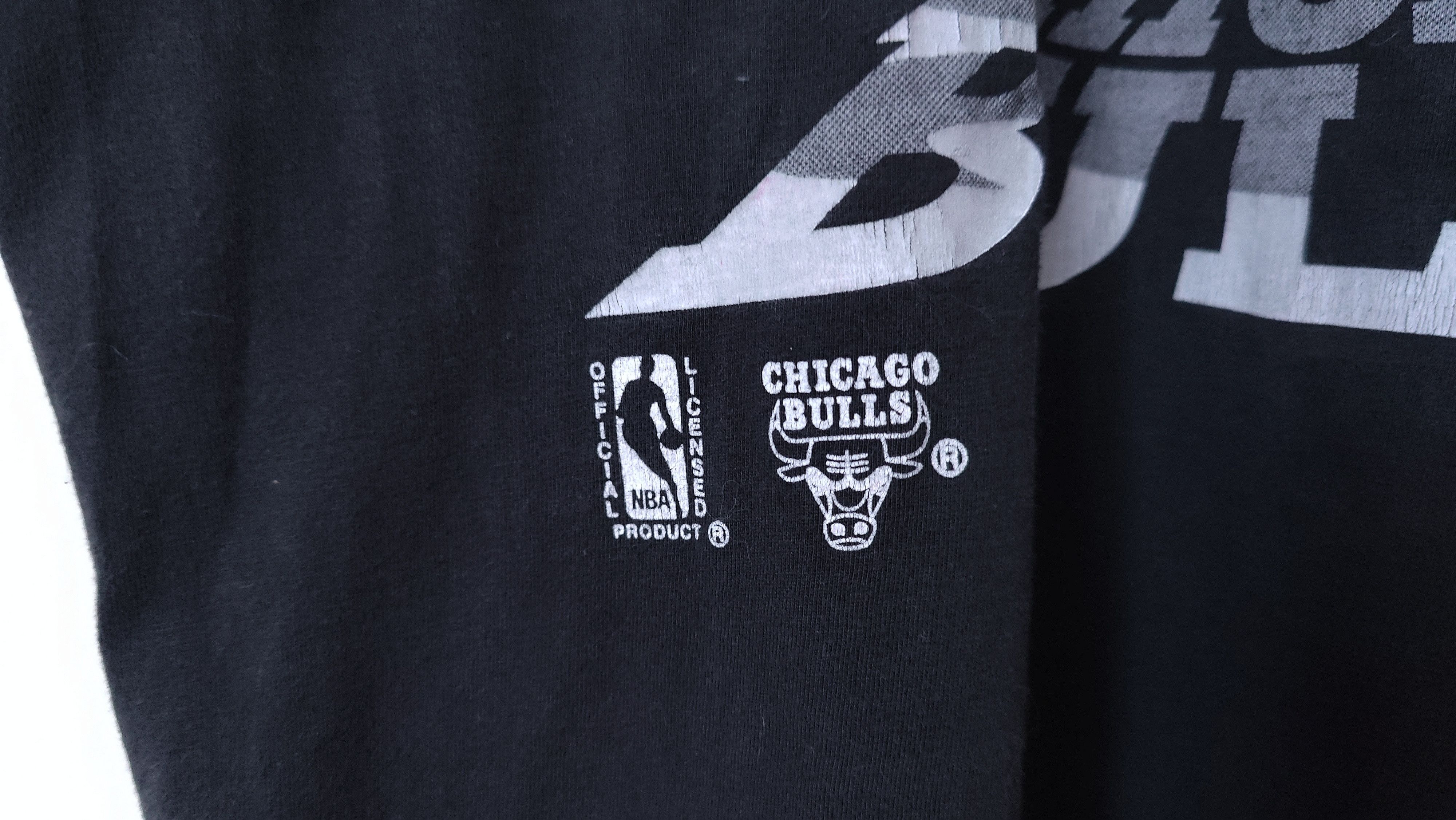 Nutmeg Chicago Bulls Nutmeg Mills Windy City Vintage 90s NBA Tshirt Size US XL / EU 56 / 4 - 5 Thumbnail