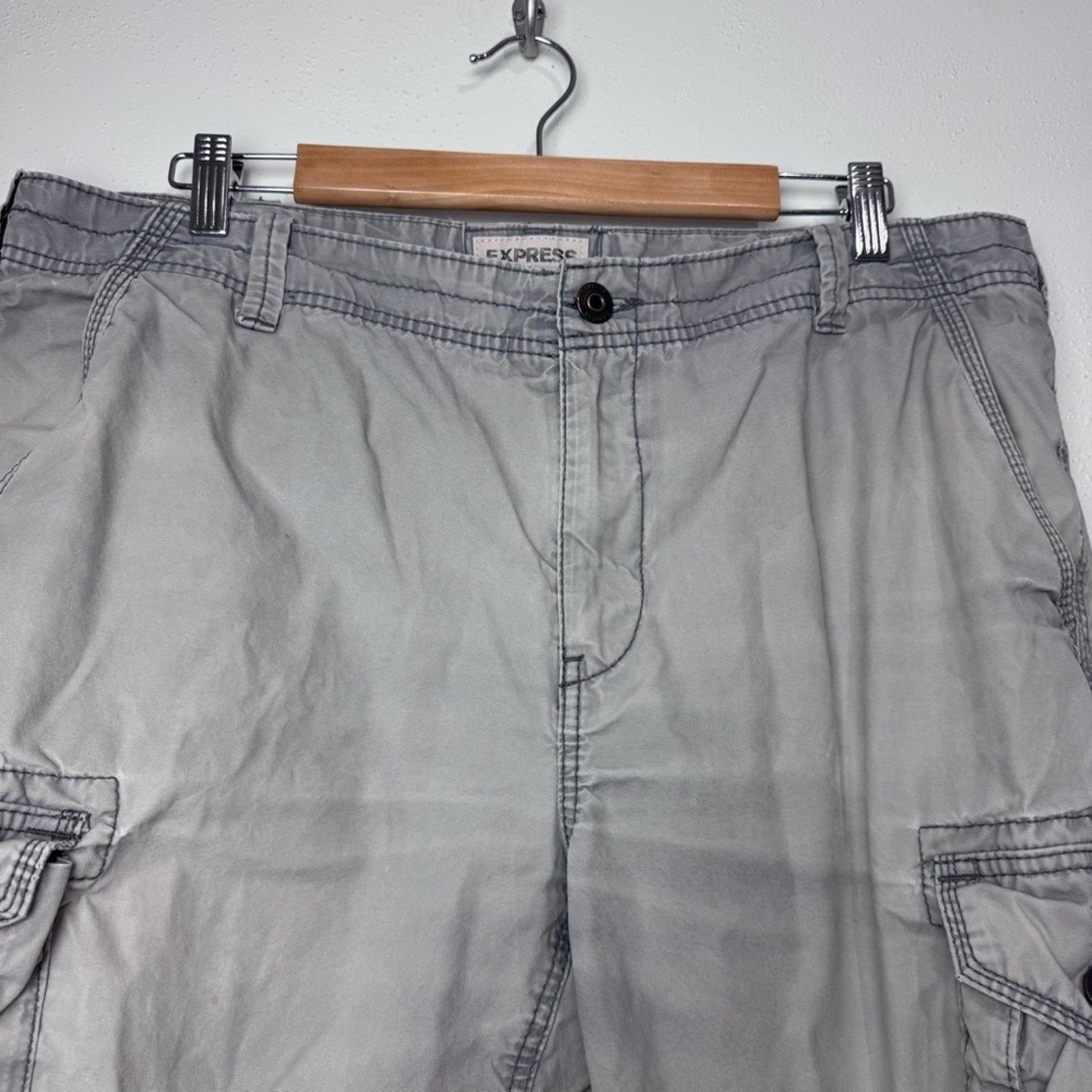 Express Express 10” Grey Contrast Stitch Cargo Shorts Men’s Size 38 Size US 38 / EU 54 - 10 Thumbnail