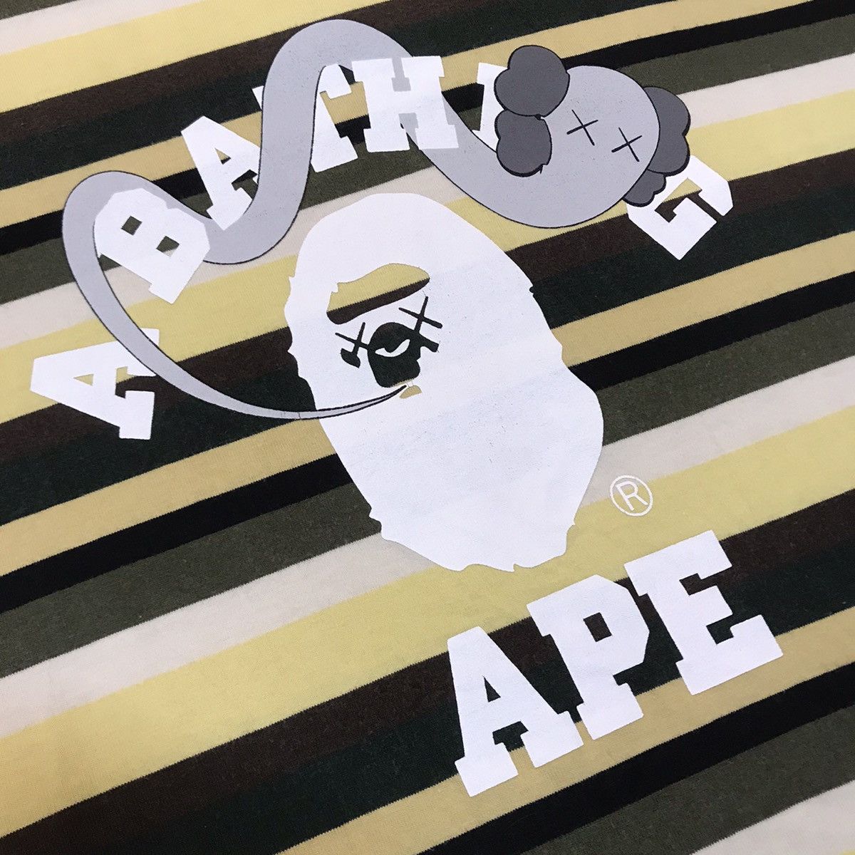 Japanese Brand × Kaws VINTAGE A BATHING APE X KAWS VERY RARE TEE Size US L / EU 52-54 / 3 - 3 Thumbnail