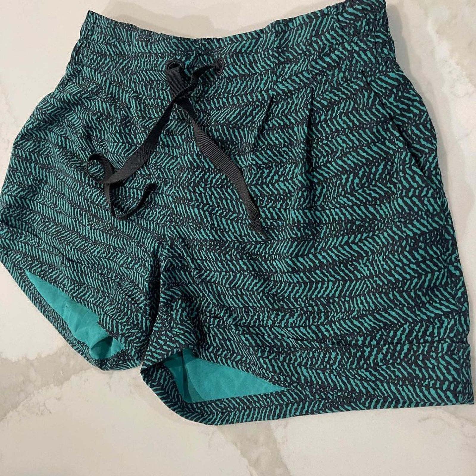 Lululemon Lululemon Spring Break Away Short Mini Green Black Women's 4 Size 27" / US 4 / IT 40 - 2 Thumbnail