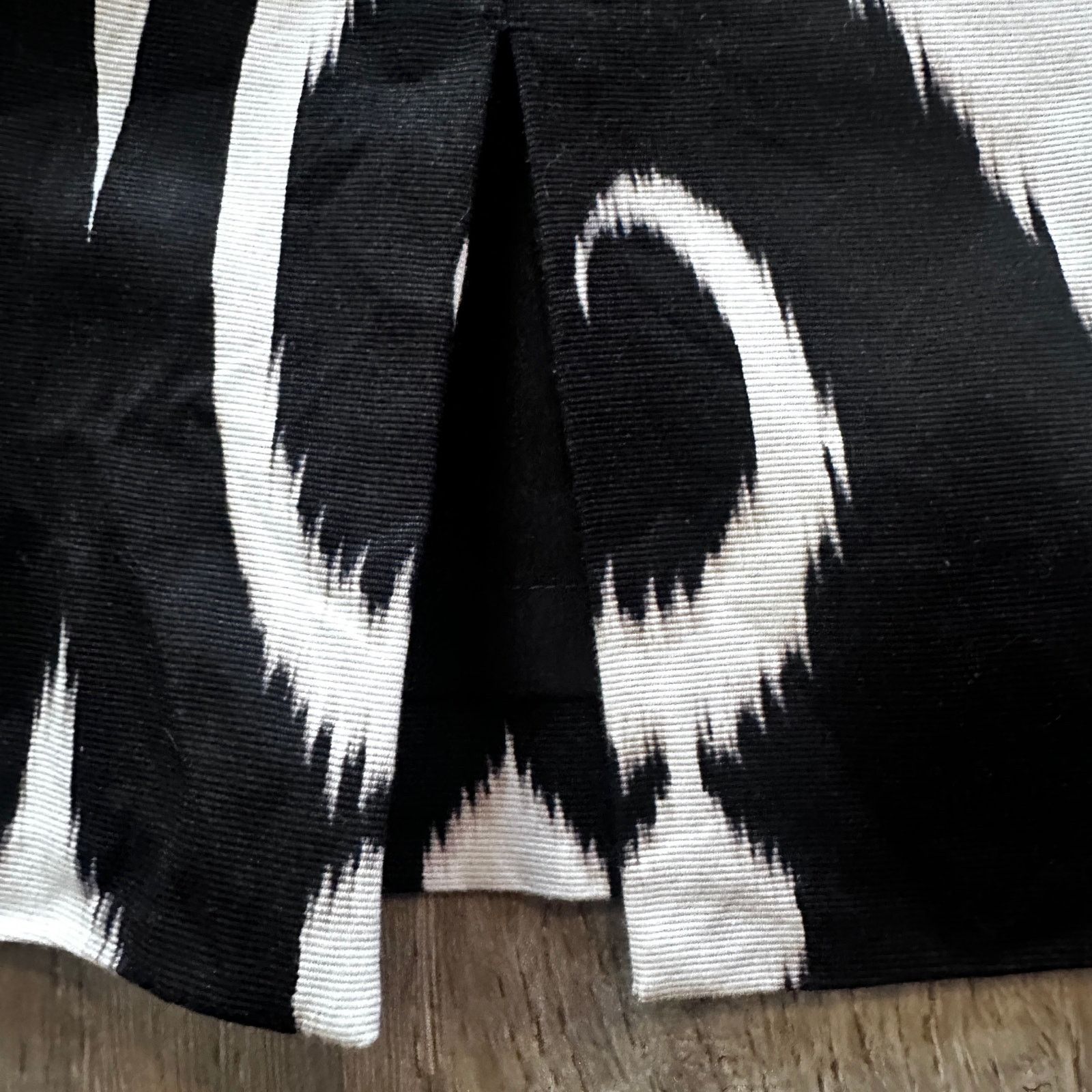 White House Black Market WHITE HOUSE BLACK MARKET Abstract Embroidered Skirt size 10 Size 32" / US 10 / IT 46 - 6 Thumbnail