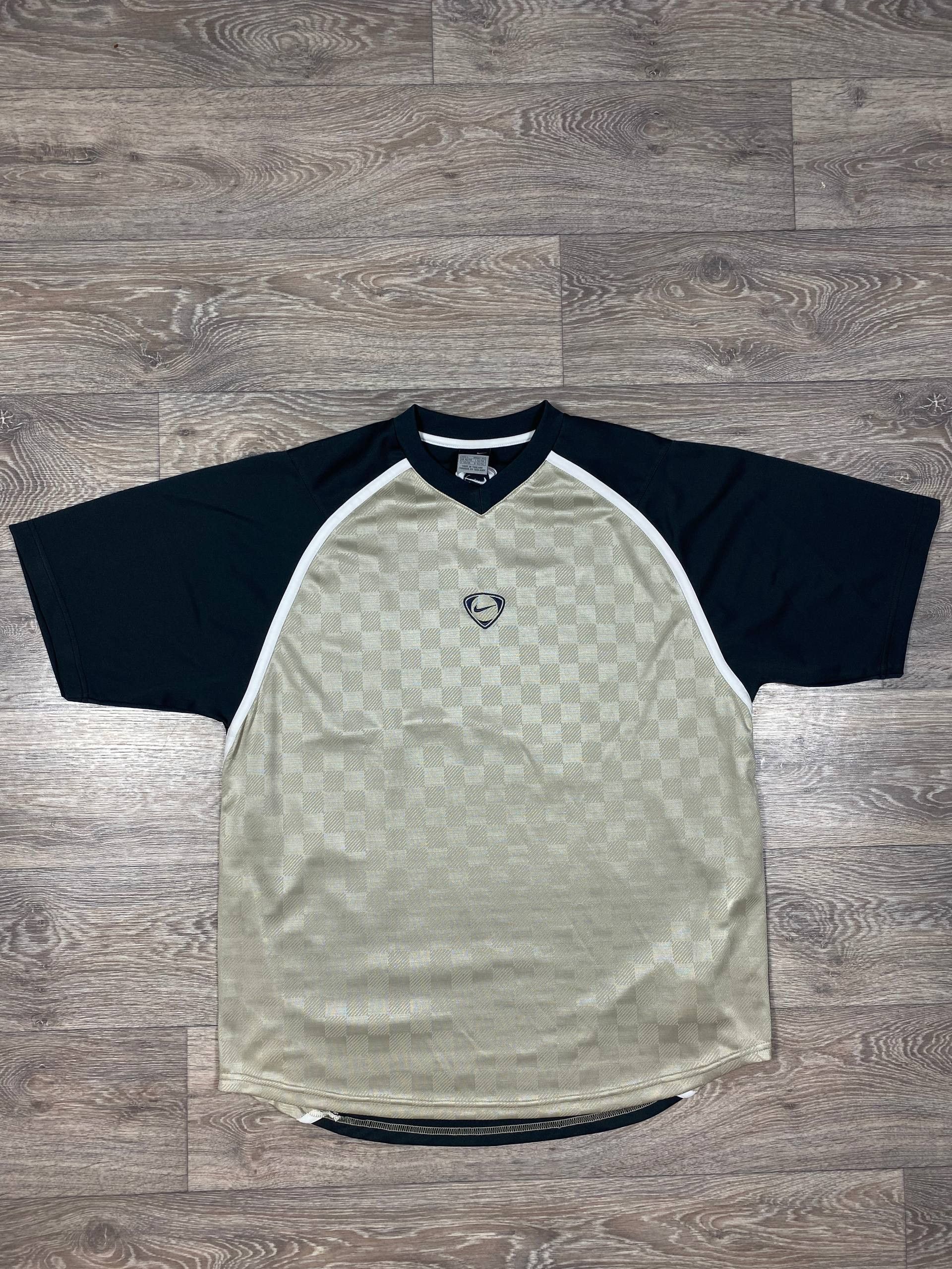 Nike Vintage Nike Total 90 T shirt Center Logo Size Large Size US L / EU 52-54 / 3 - 1 Thumbnail