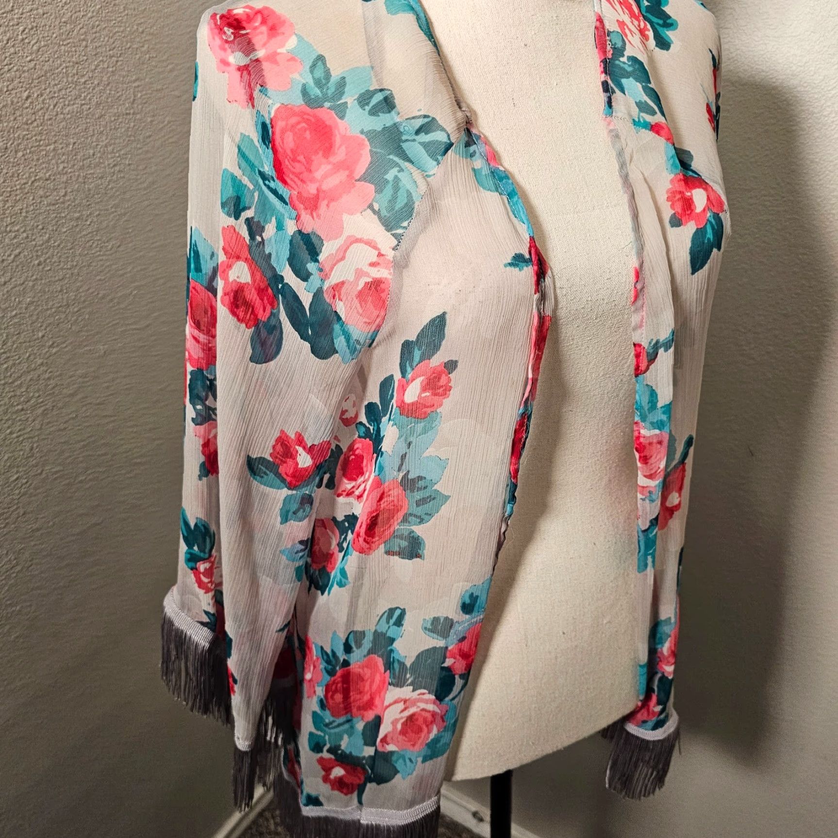Jessica Simpson Jessica Simpson Cardigan Women’s 3/4 Sleeve Gray Floral Knit Open Front Tassel Trim S Bohemian Womens Size S / US 4 / IT 40 - 7 Thumbnail