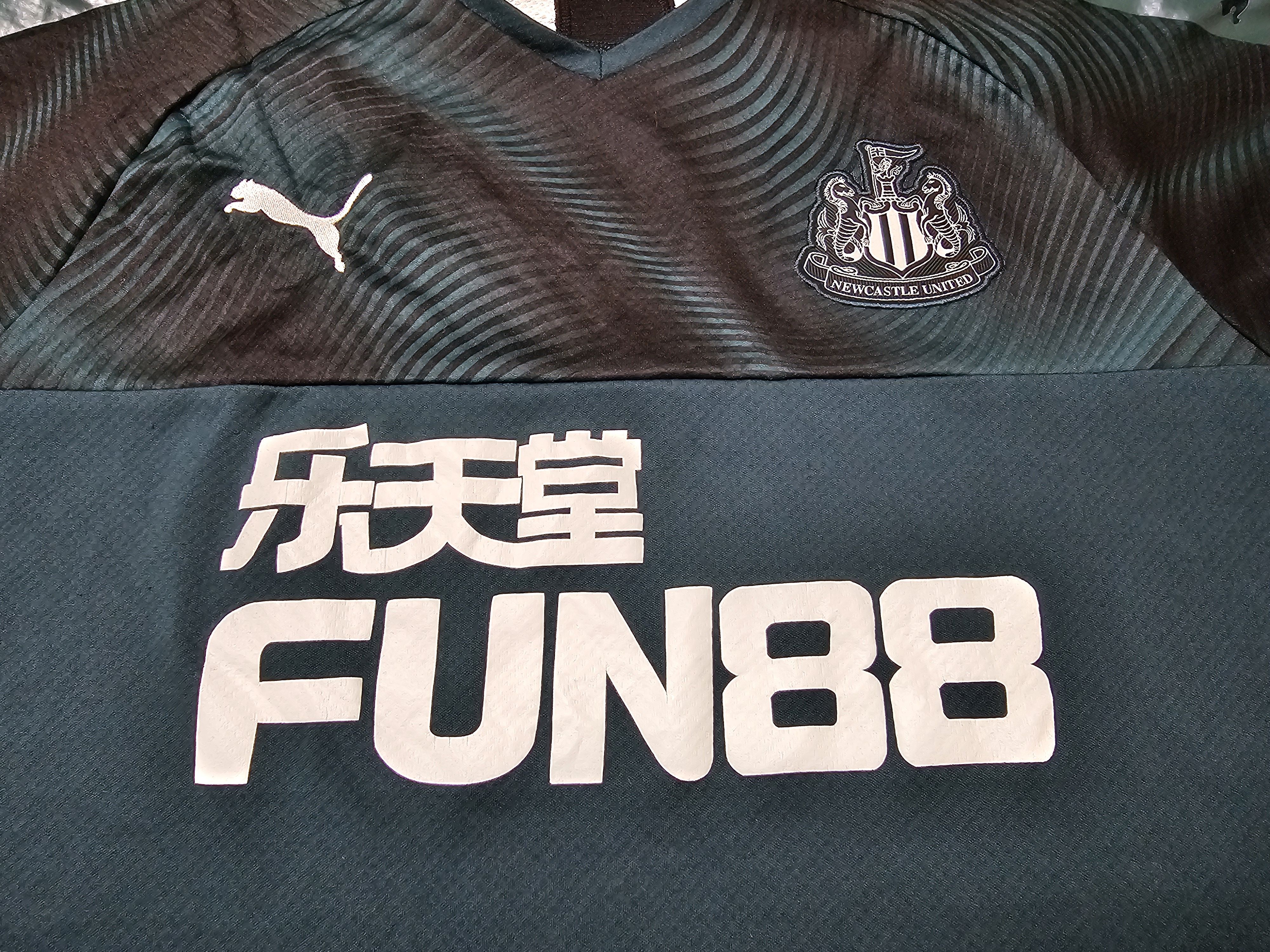 Puma NEWCASTLE UNITED 2019 2020 AWAY FOOTBALL SHIRT SOCCER JERSEY Size US L / EU 52-54 / 3 - 3 Thumbnail