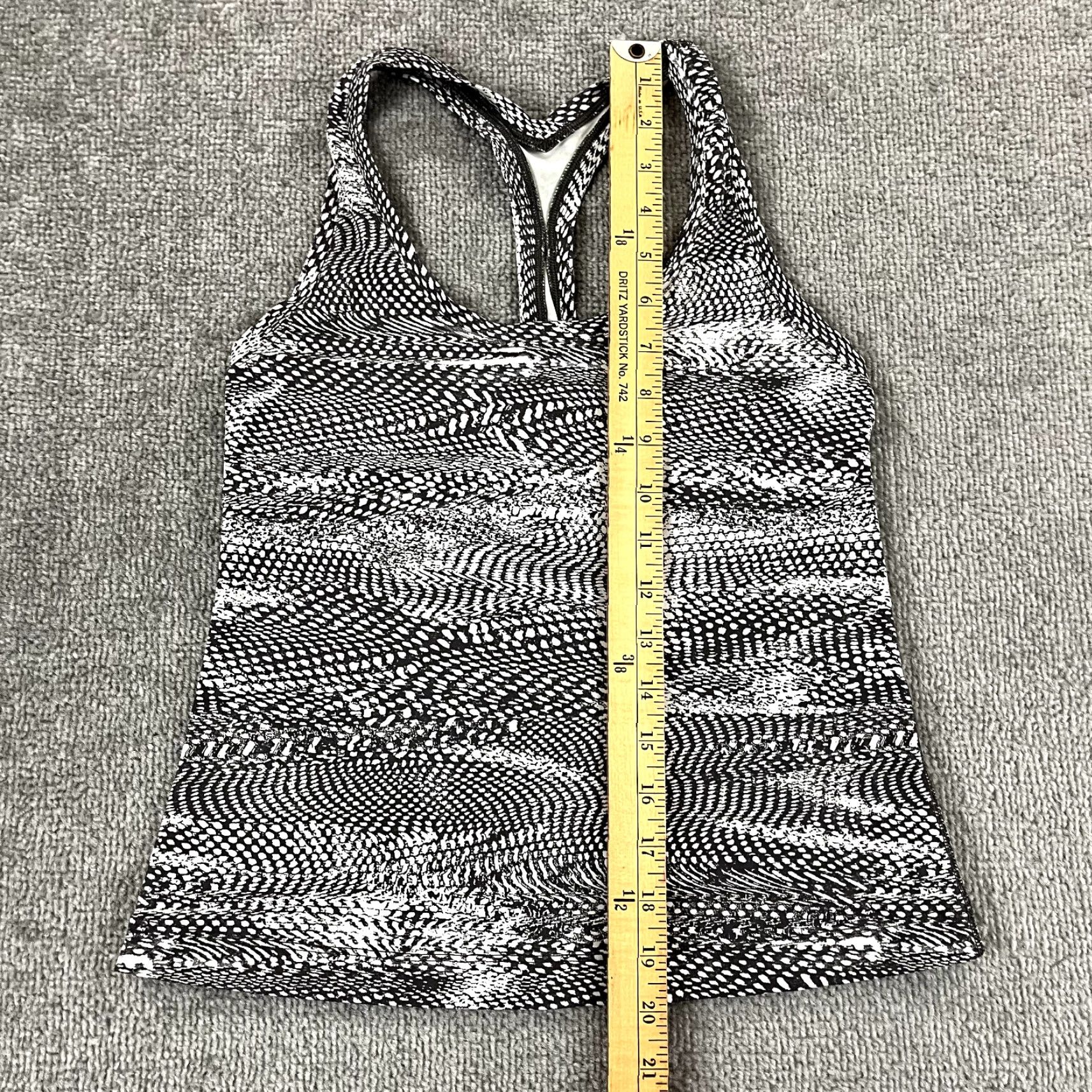 Lululemon LULULEMON Shirt Womens Size 6 Tank Top Cool Racerback Snakeskin White Black Gym Size M / US 6-8 / IT 42-44 - 4 Thumbnail