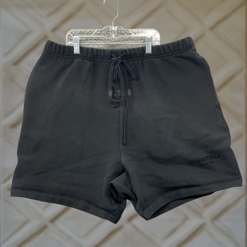 SｻｲｽﾞFOG Essentials Graphic Sweat Shorts FOG × Fear of God Fear of God Essentials Graphic Sweat Shorts