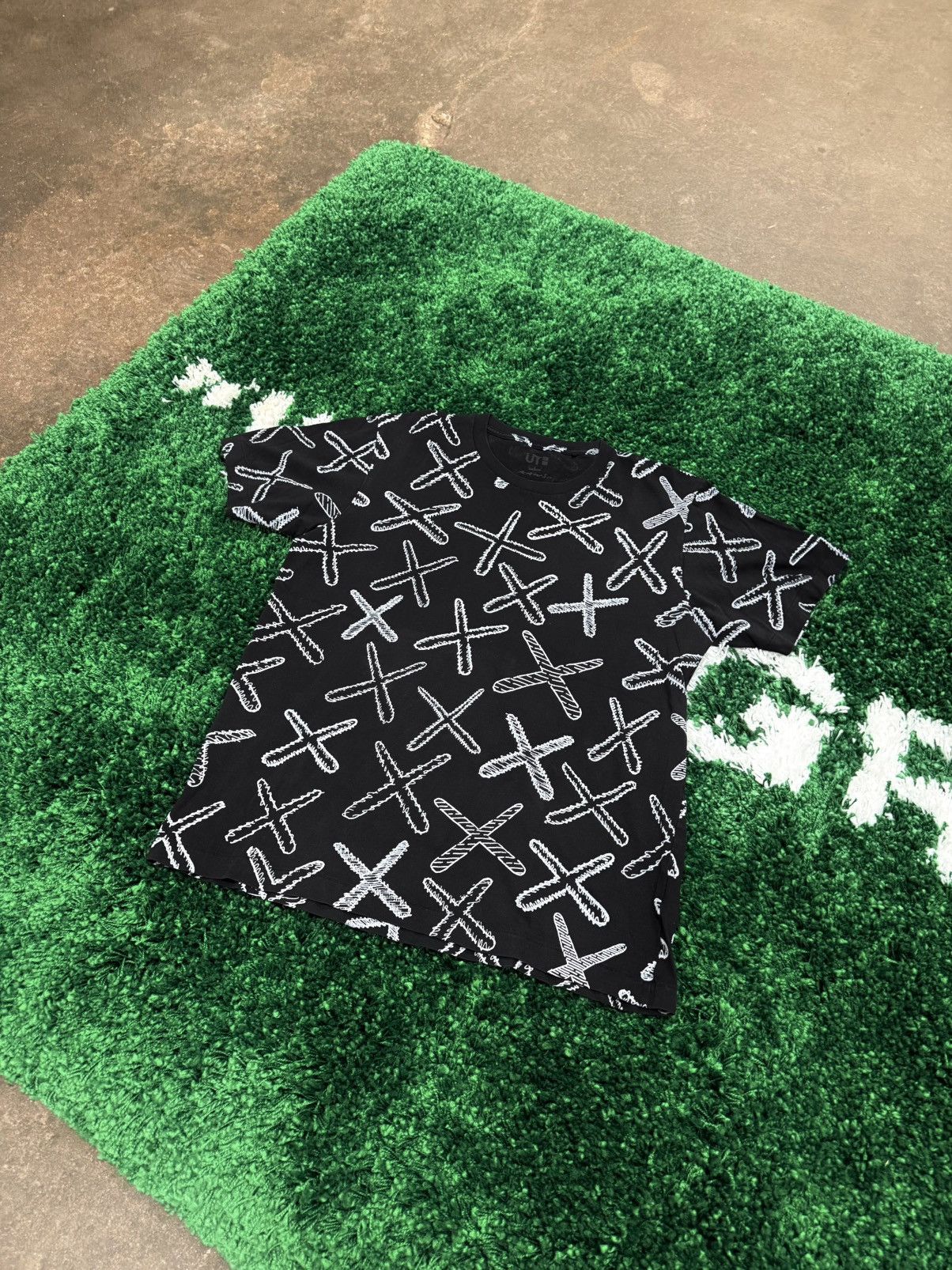 Kaws × Uniqlo Kaws x Uniqlo All Over X Print Tee Black SS18 Size US L / EU 52-54 / 3 - 1 Thumbnail