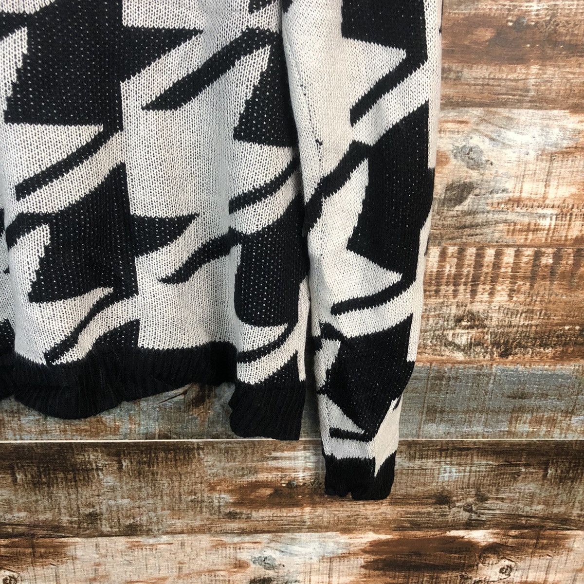 Vintage DLL H.O.B White Black star sweatshirt Knitwear #C037 Size US L / EU 52-54 / 3 - 17 Thumbnail