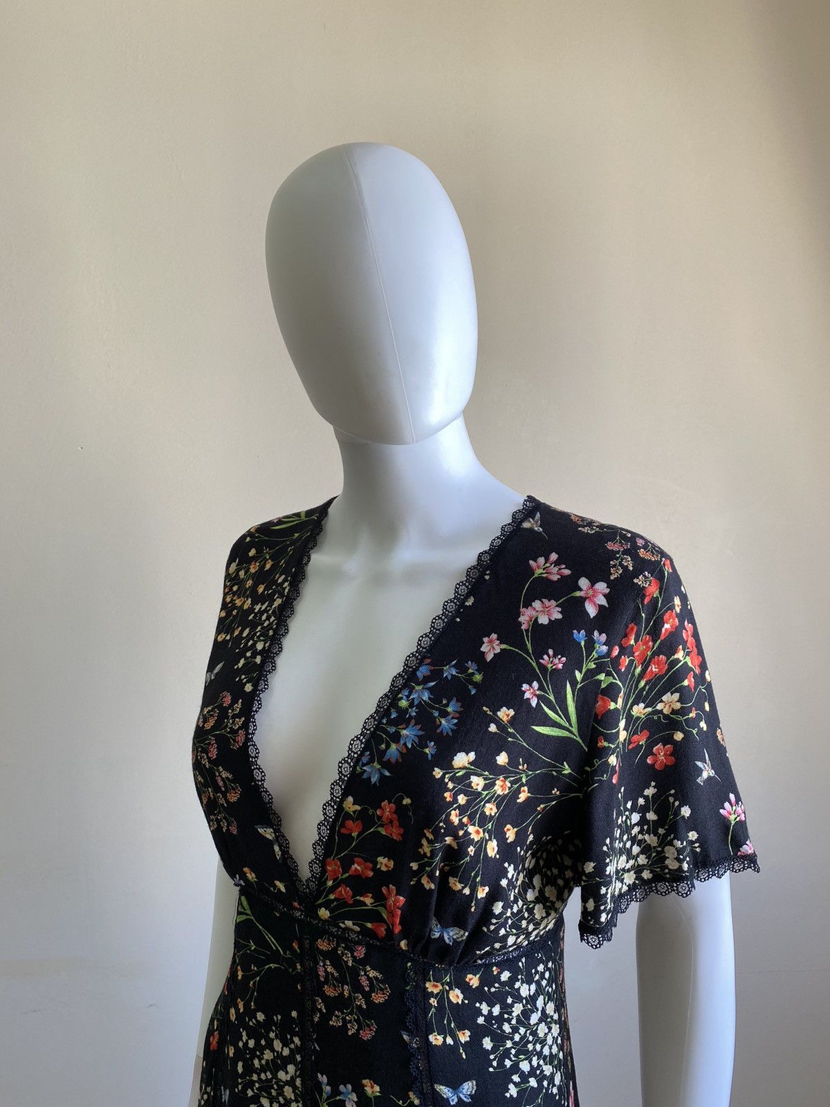 Alice + Olivia Alice + Olivia Black Floral Short Sleeve V-Neck Mini Dress Size S / US 4 / IT 40 - 7 Thumbnail
