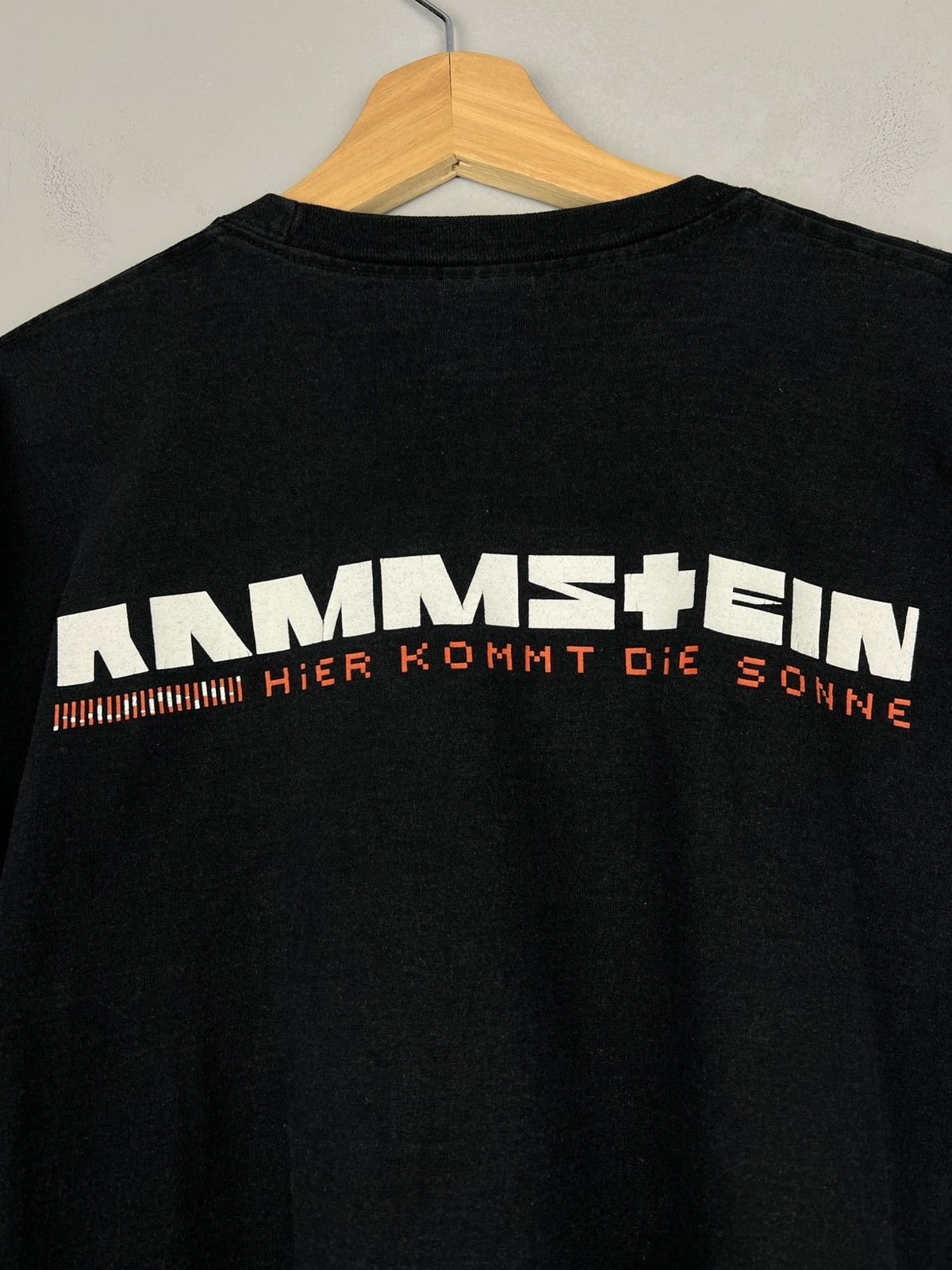 Band Tees × Vintage Rammstein Hier Kommt Die Sonne Tee Size L T shirt vintage Size US XL / EU 56 / 4 - 2 Thumbnail