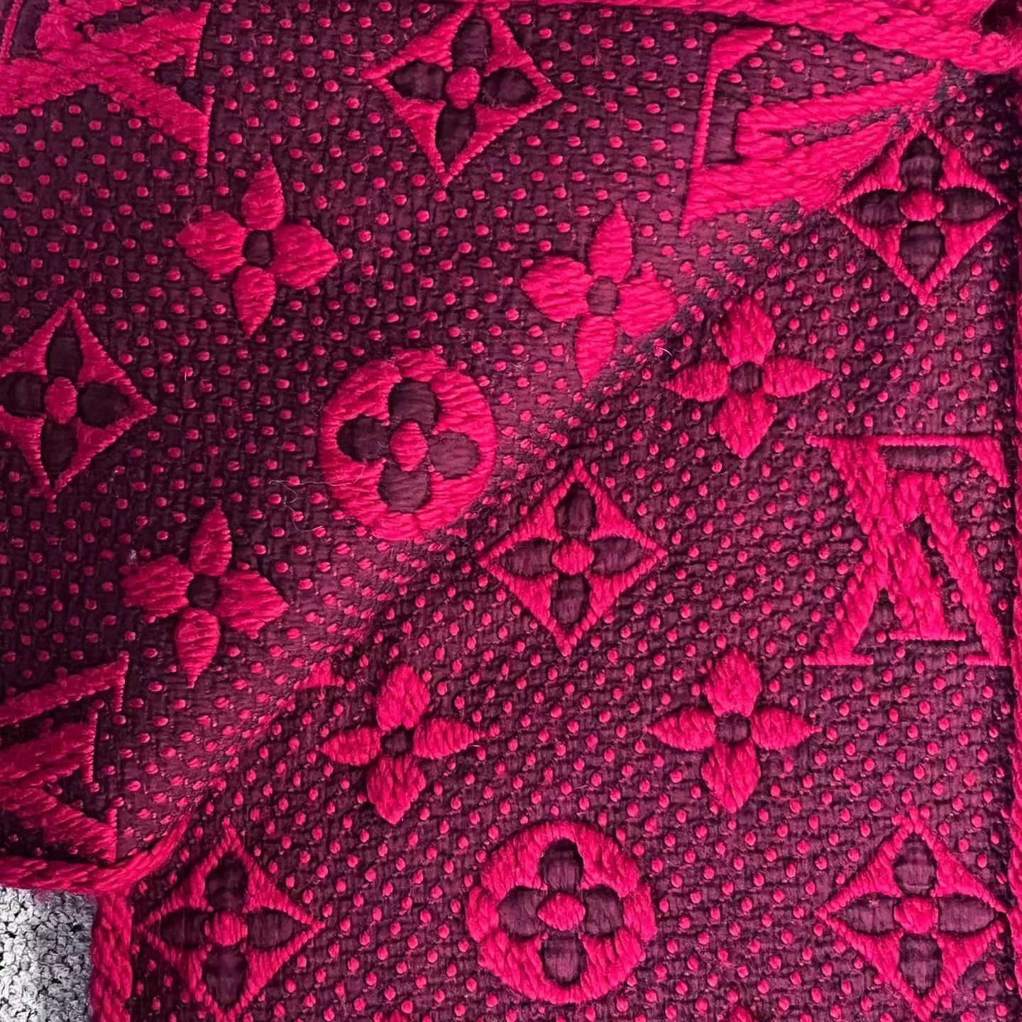 Louis Vuitton Louis Vuitton Red Wool Scarf Near Mint Hot Size ONE SIZE - 7 Thumbnail