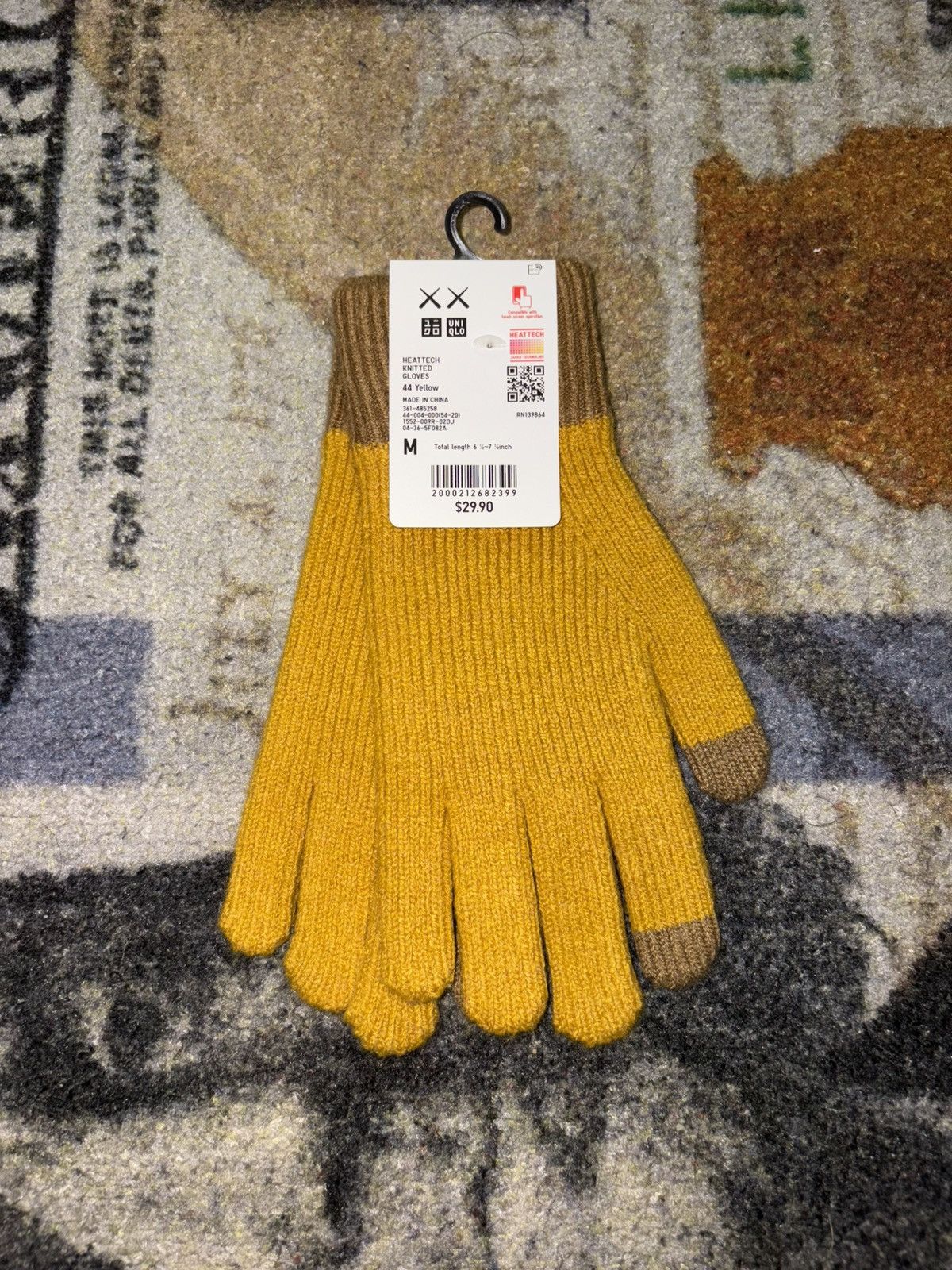 Kaws × Uniqlo Uniqlo x KAWS Heat Tech Knitted Gloves (MEDIUM) Size ONE SIZE - 2 Thumbnail