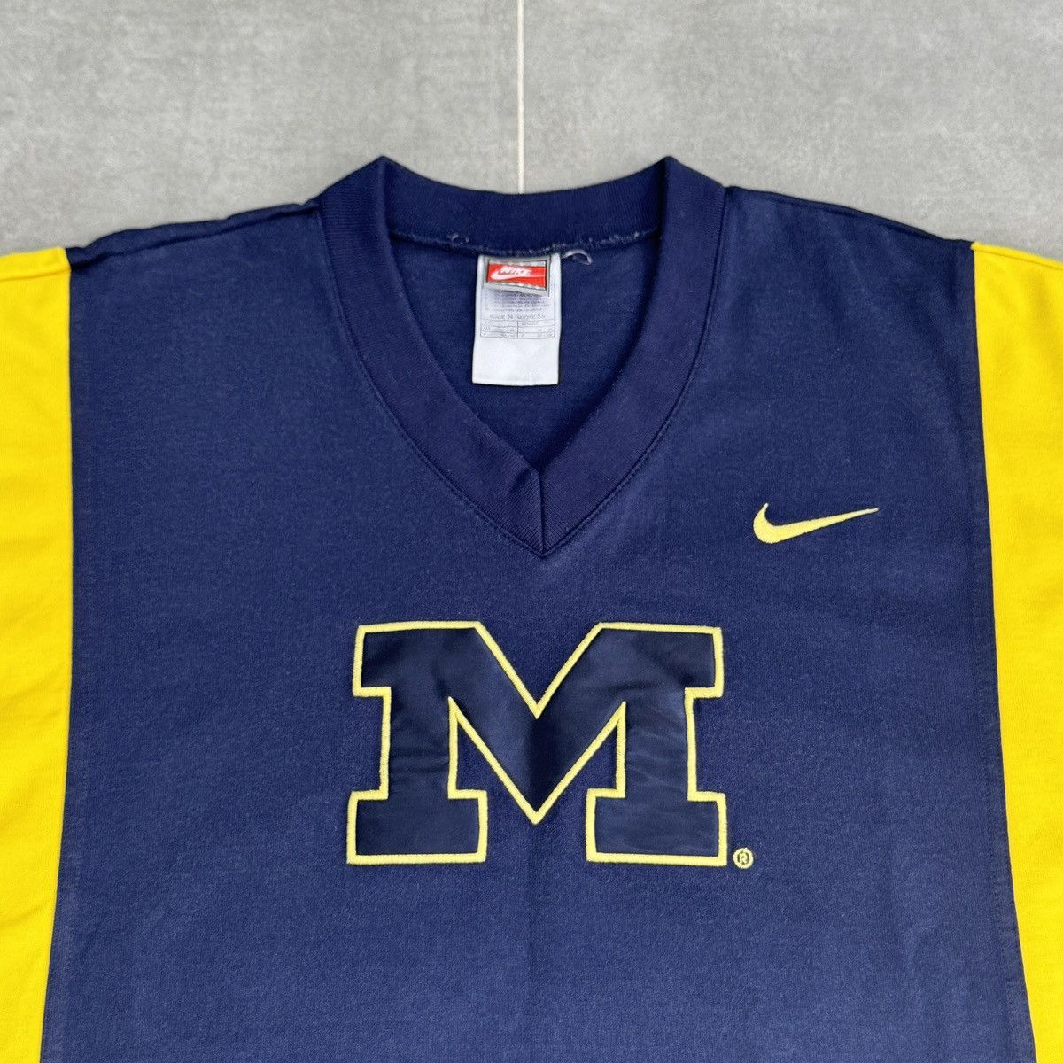 Vintage Vintage Nike Michigan Wolverines NCAA Football Y2K Shirt Size US L / EU 52-54 / 3 - 6 Thumbnail