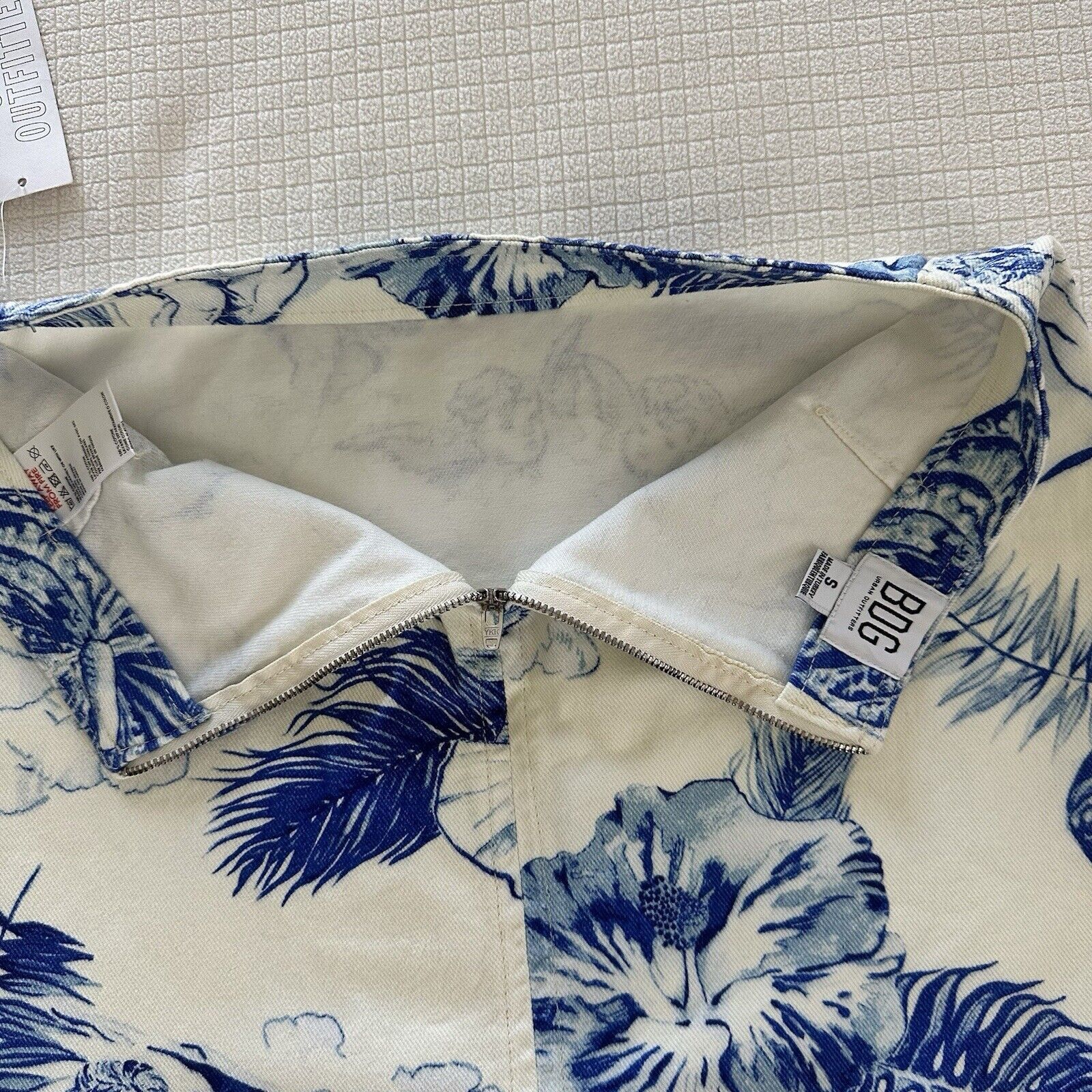 Urban Outfitters NWT Urban Outfitters BDG White Blue Denim Mini Skirt Sz S Size 27" / US 4 / IT 40 - 6 Thumbnail