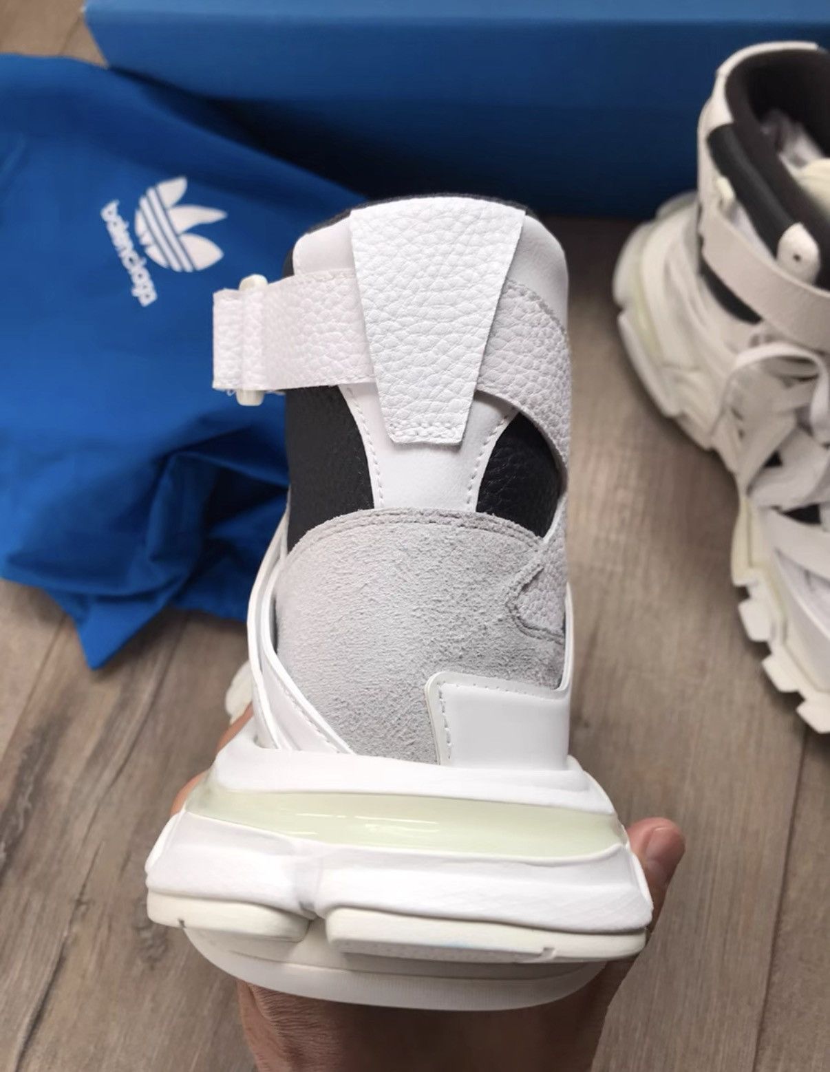 Balenciaga Balenciaga Sneakers — A brand new size 43 Size US 9.5 / EU 42-43 - 3 Thumbnail