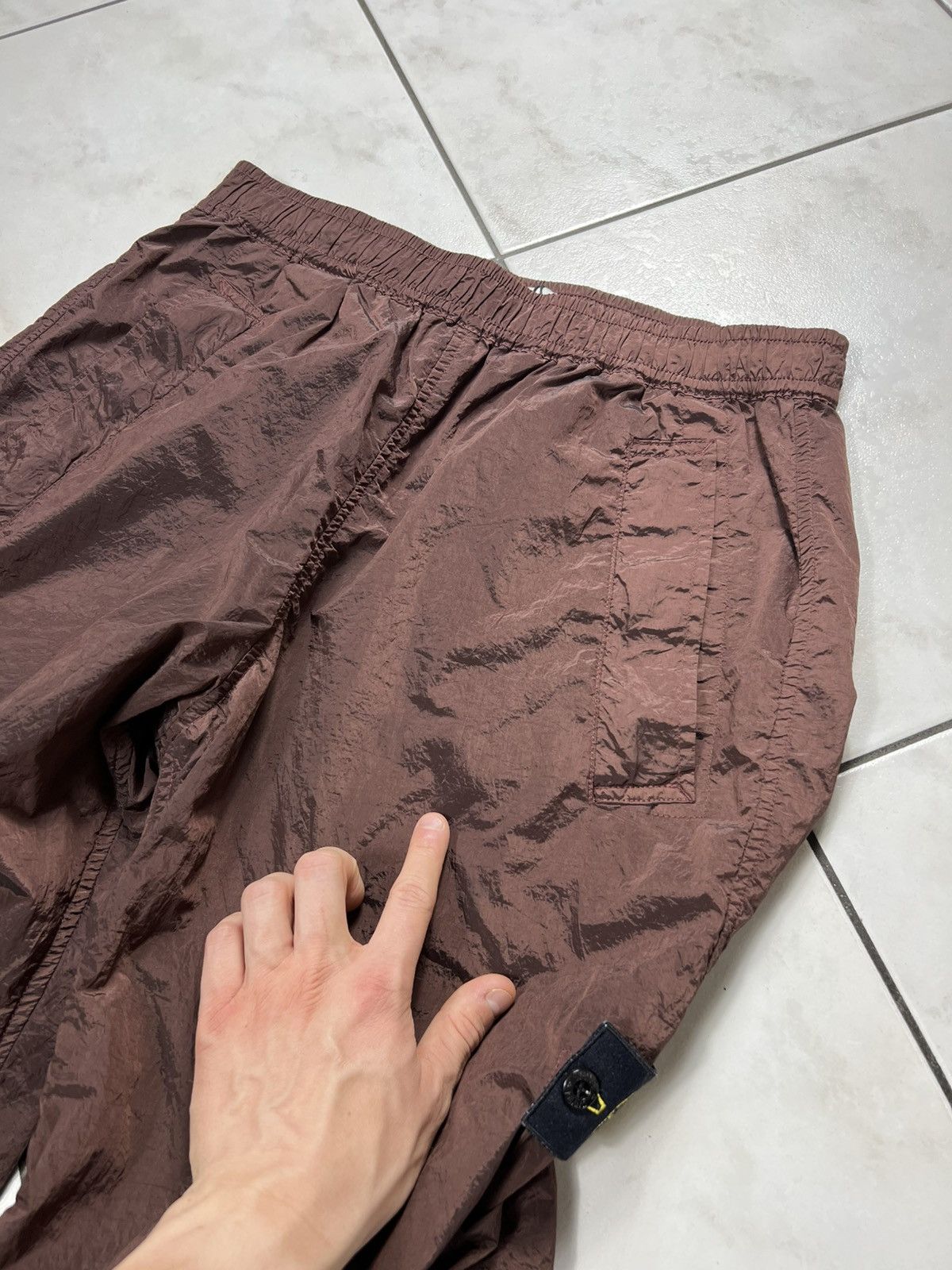 Stone Island Stone Island shiny nylon metal sweatpants burgundy baggy Size US 32 / EU 48 - 15 Thumbnail