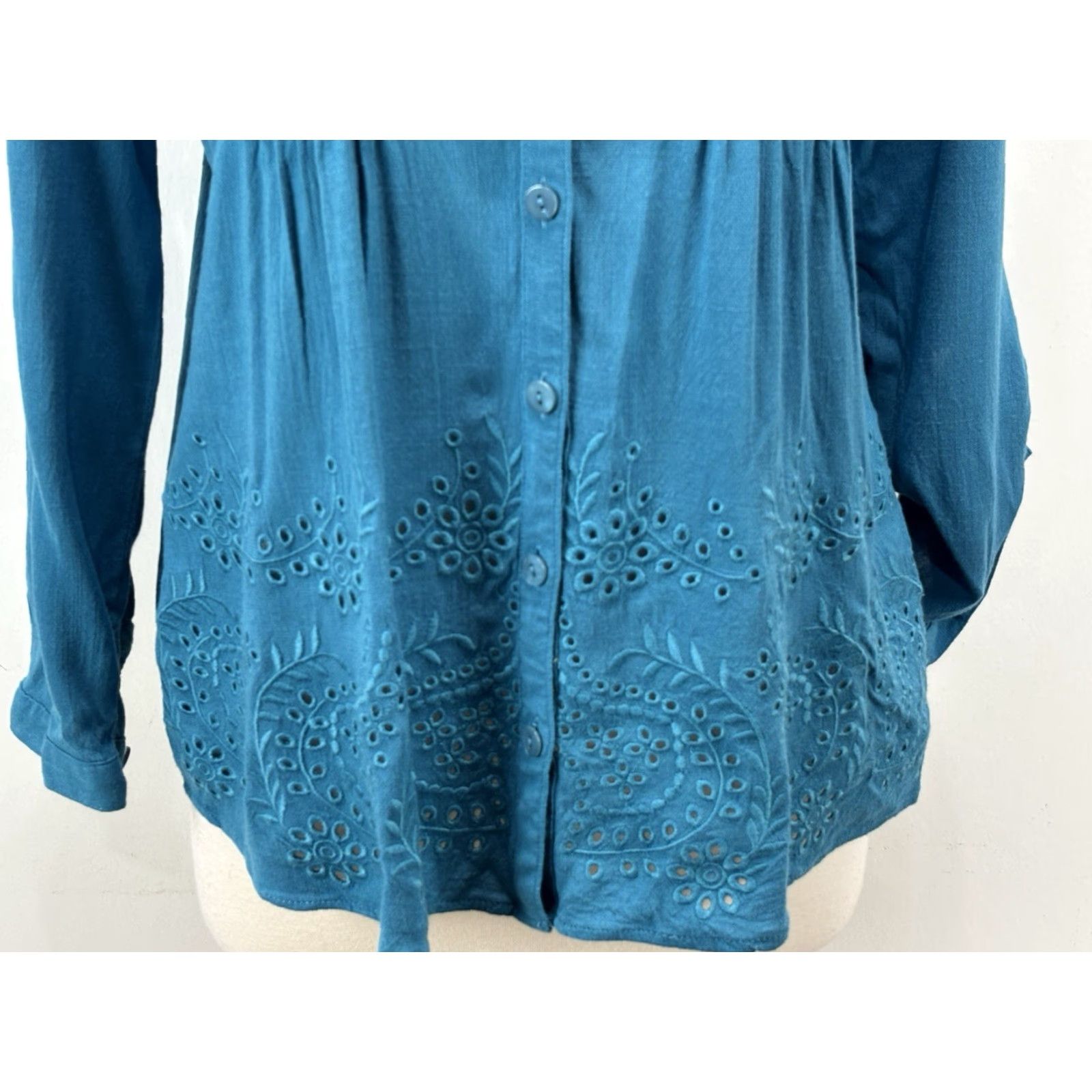 Soft Surroundings VINTAGE Soft Surroundings Tunic Blouse Shirt Womens Petite PM Teal Eyelet Embroidered Long Sleeve Button Roll Tab Rayon Blend United States? Size M / US 6-8 / IT 42-44 - 6 Thumbnail