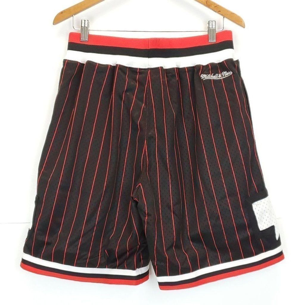 Mitchell & Ness Mitchell & Ness Men's Shorts Nice Kicks Talk Box Shorts Blk Size US 30 / EU 46 - 2 Thumbnail