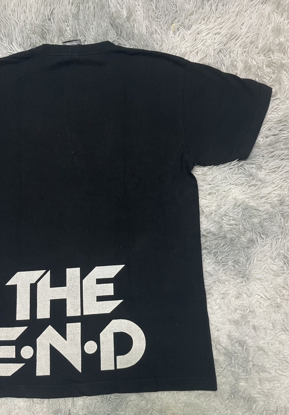 Band Tees 2000s THE BLACK EYED PEAS THE END ALBUM COVER TEES Size US L / EU 52-54 / 3 - 10 Thumbnail