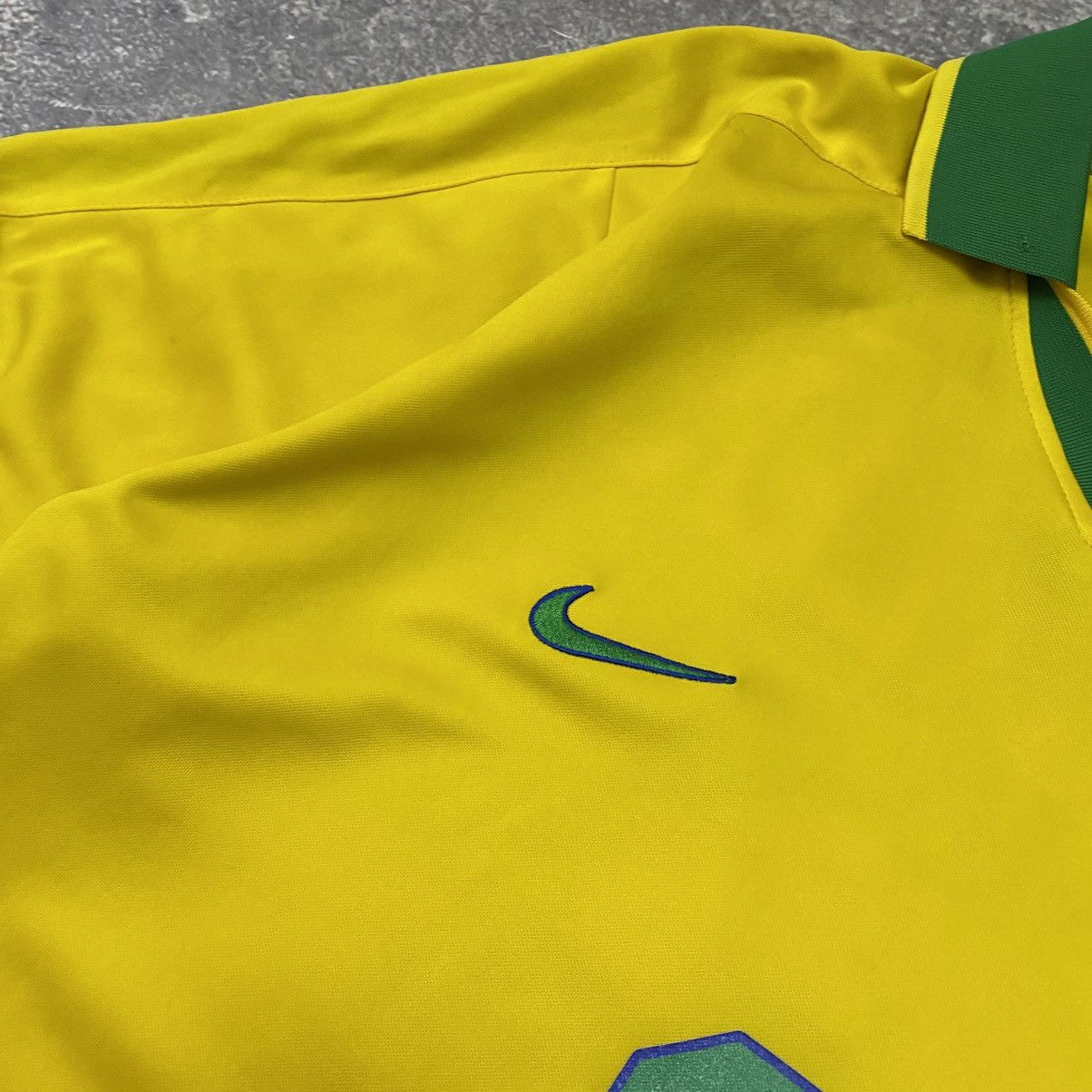 Vintage Vintage Nike Brazil Style Roberto Carlos 90’s soccer jersey Size US L / EU 52-54 / 3 - 4 Thumbnail