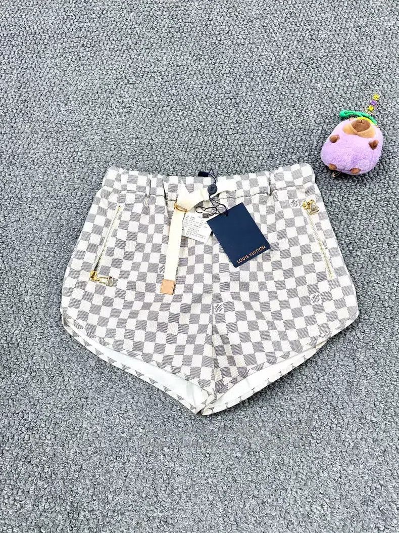 Louis Vuitton Louis Vuitton Off-white checkerboard printed nylon shorts Size US 36 / EU 52 - 1 Thumbnail