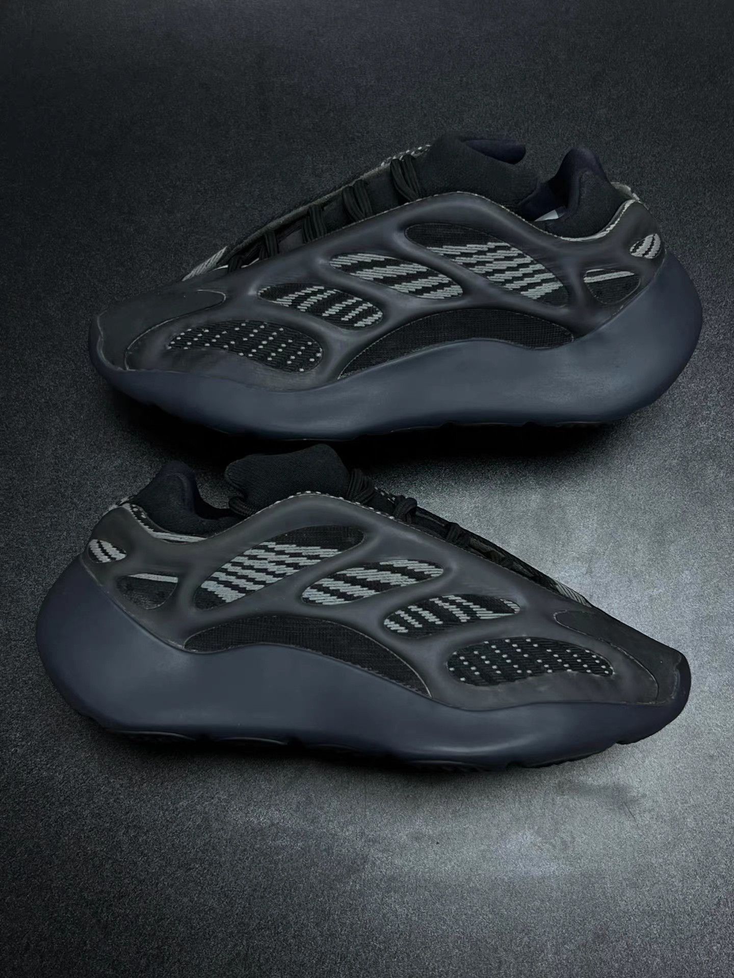 Adidas ADIDAS YEEZY700 V3 Retro Running Shoes K15 Size US 6.5 / IT 36.5 - 4 Thumbnail