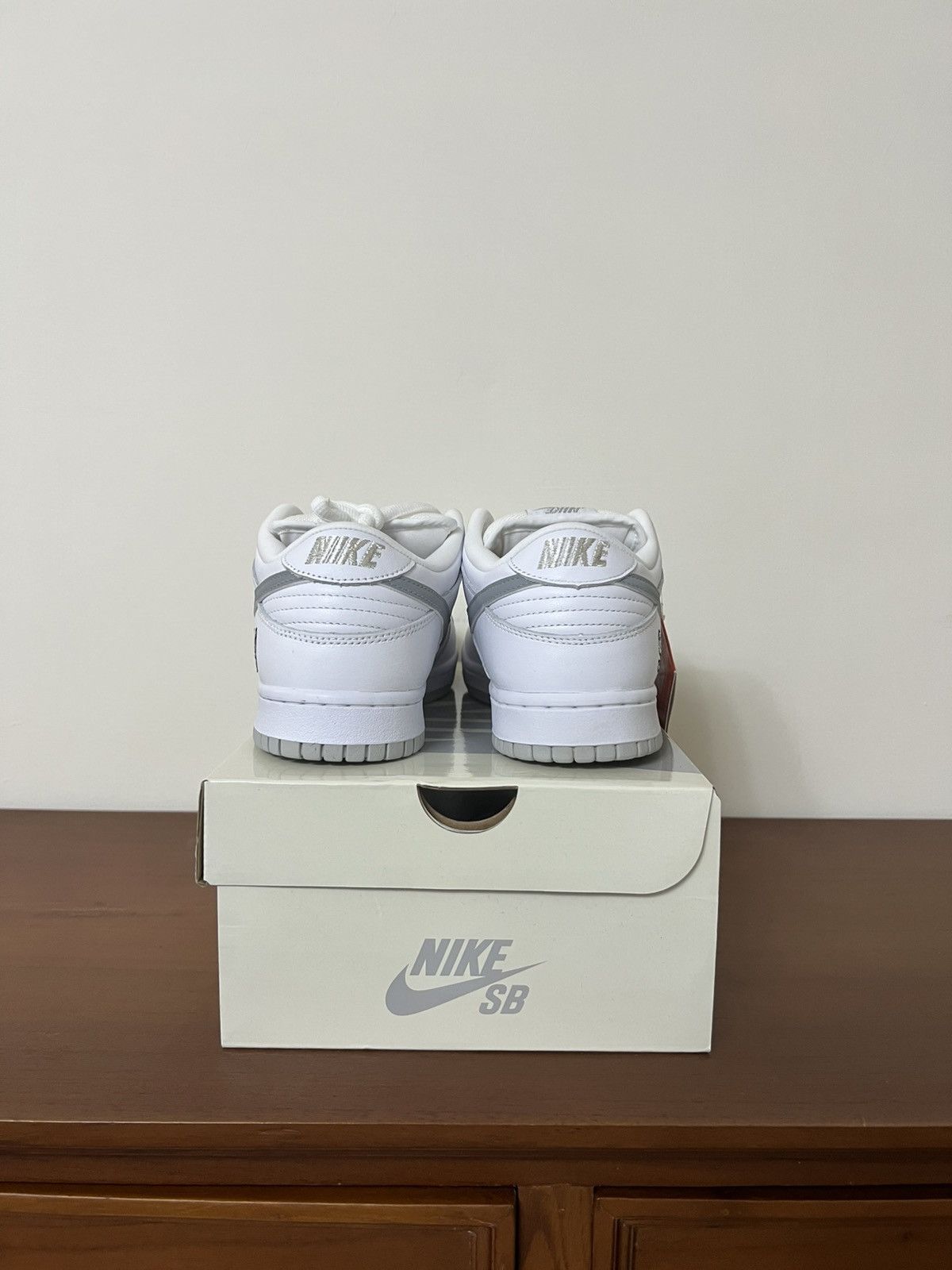 Nike Supreme nike SB dunk low 94 white metallic silver Size US 9 / EU 42 - 2 Thumbnail